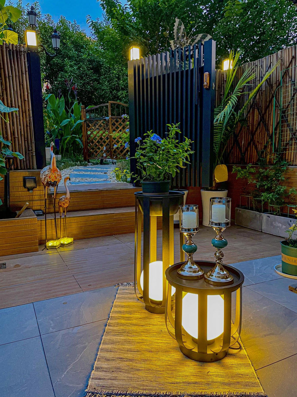 Bols Garden Solar Outdoor Lamp | Acrylic Lampshade | Black