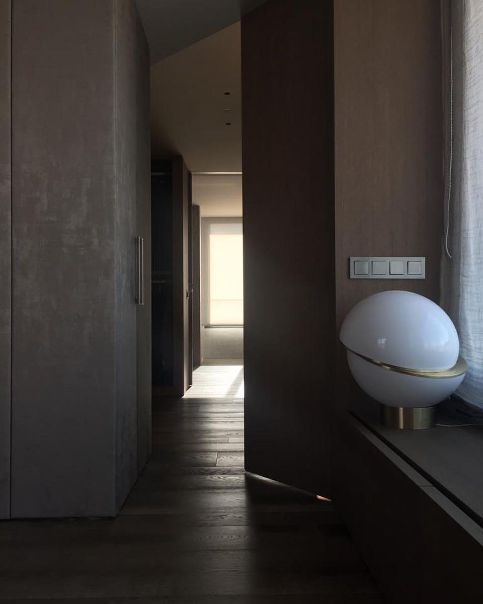 Crescent Table Lamp | Brushed Brass & White Acrylic | 30cm Diameter