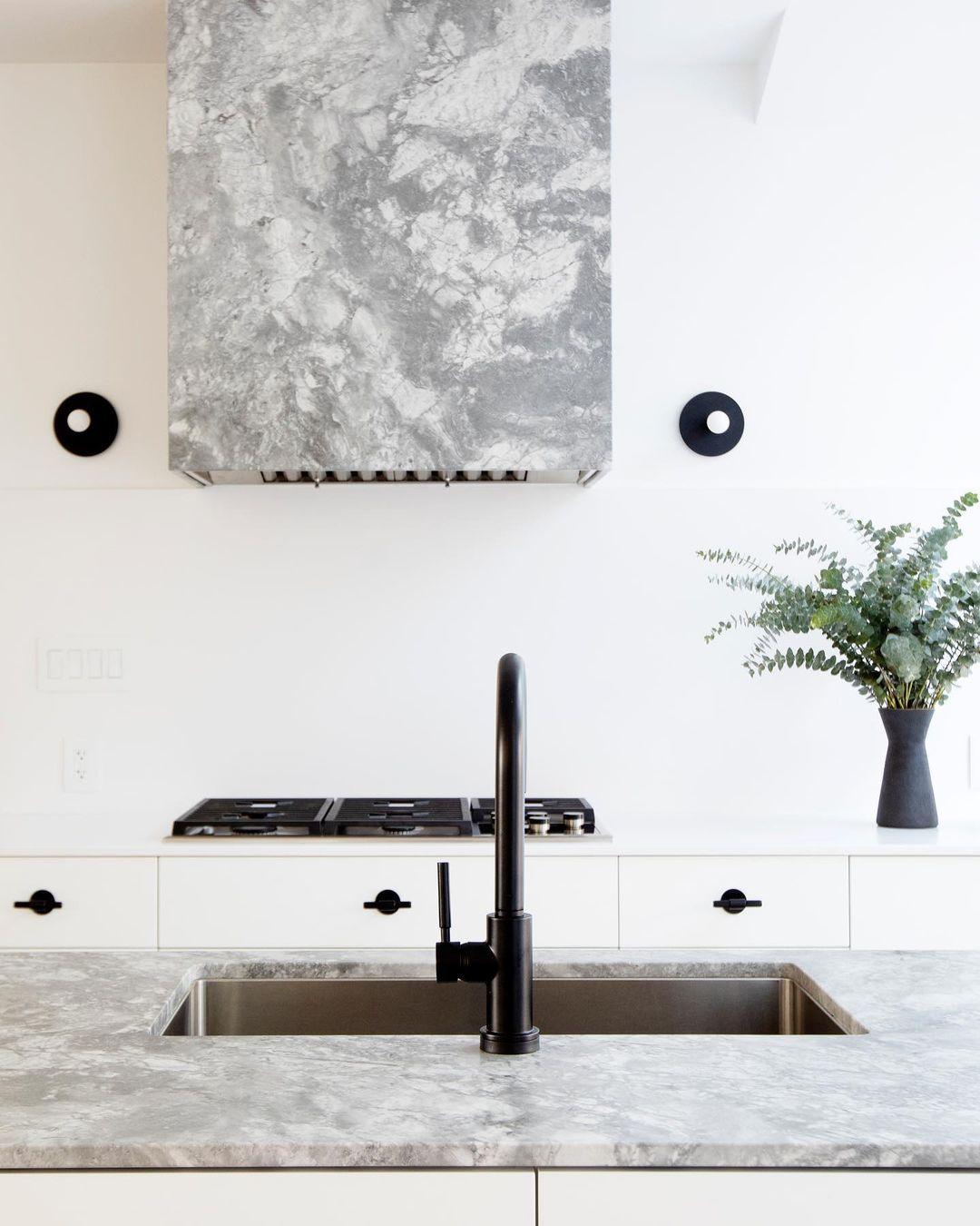 Dot Wall Lamp | Brass & Metal | Black, White, Brass Finish