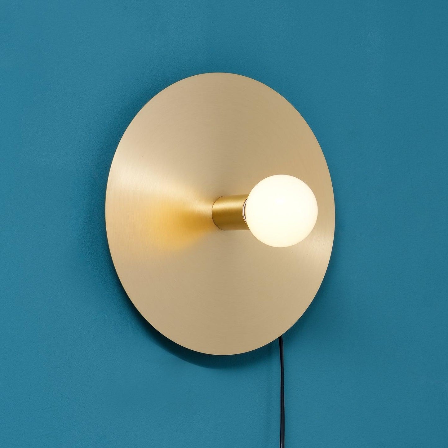 Dot Wall Lamp | Brass & Metal | Black, White, Brass Finish