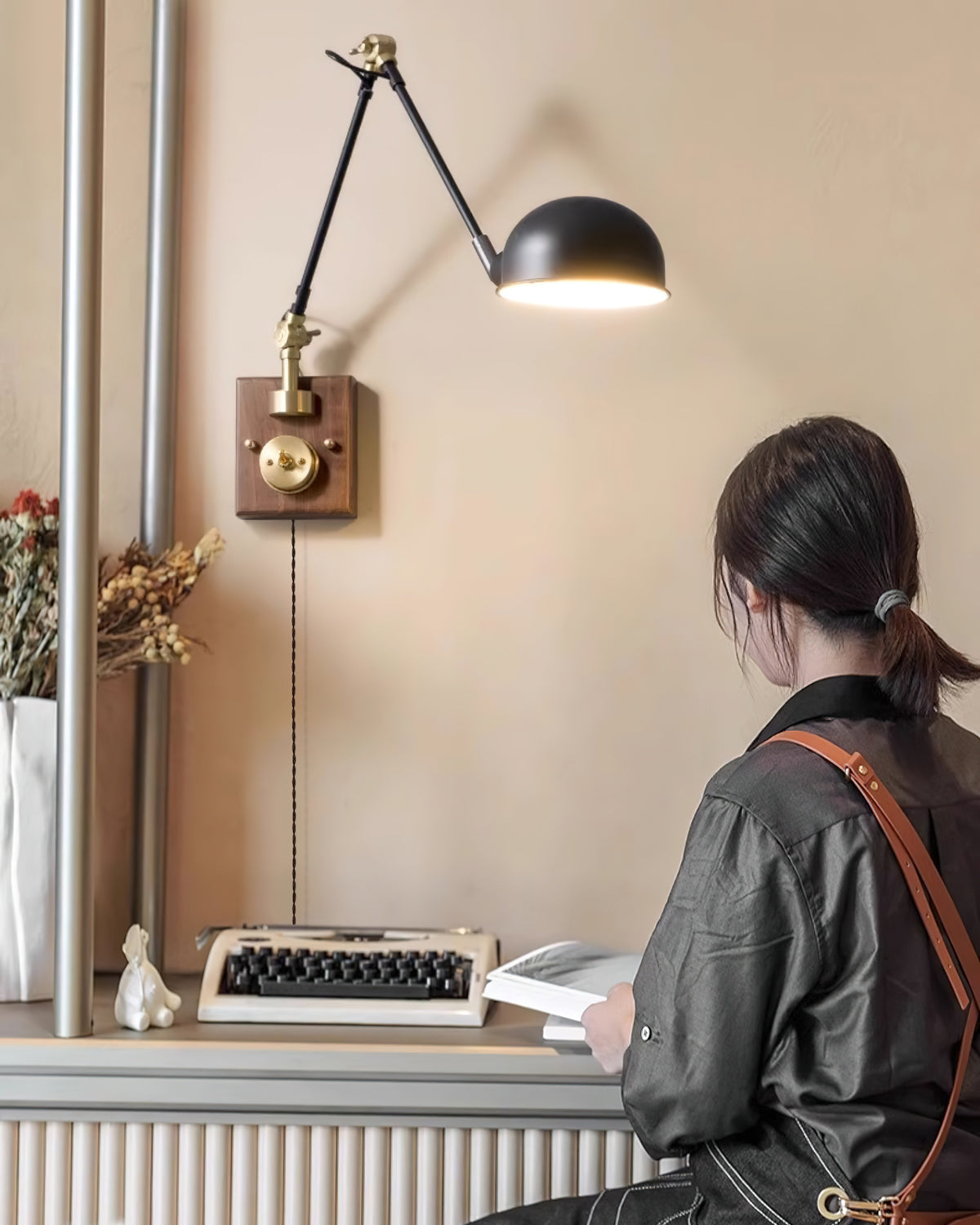 Gris Plug-In Wall Lamp | Black Metal & Walnut Wood | Modern Design