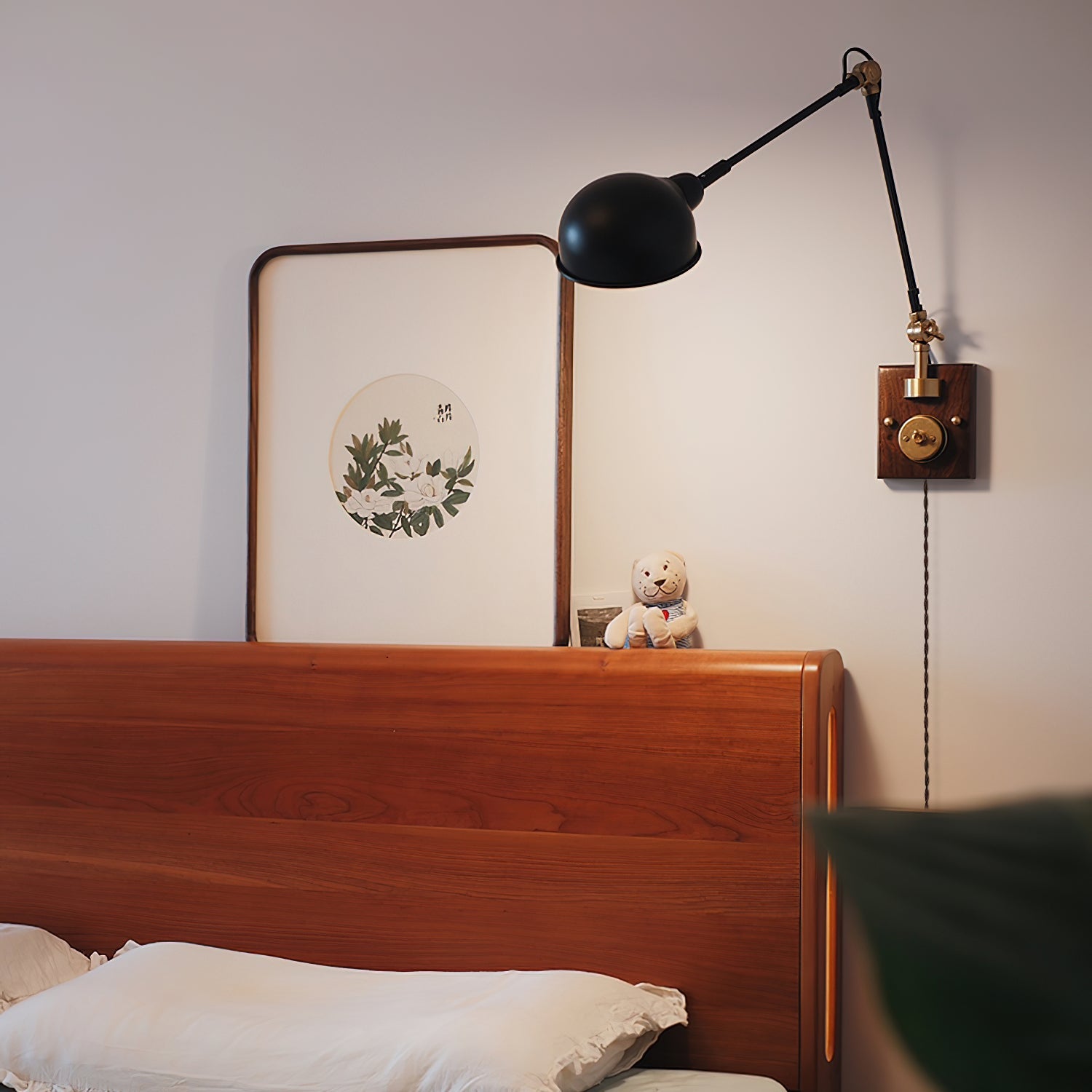 Gris Plug-In Wall Lamp | Black Metal & Walnut Wood | Modern Design
