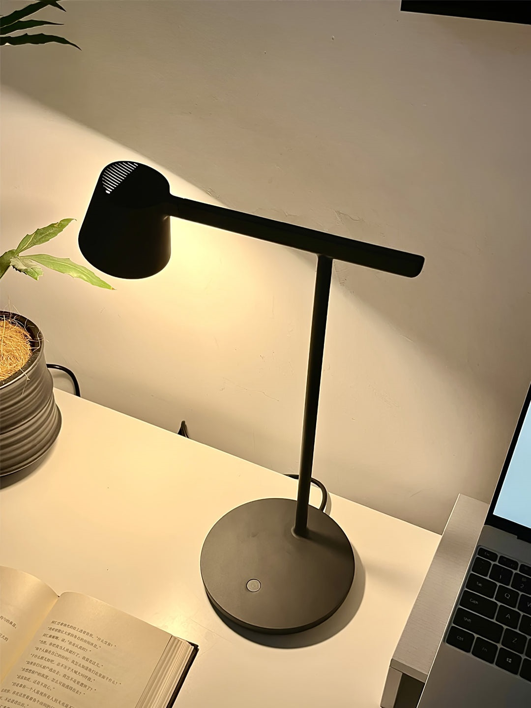 Kepler Table Lamp | Adjustable Aluminum Design | Black, White, Red, Olive