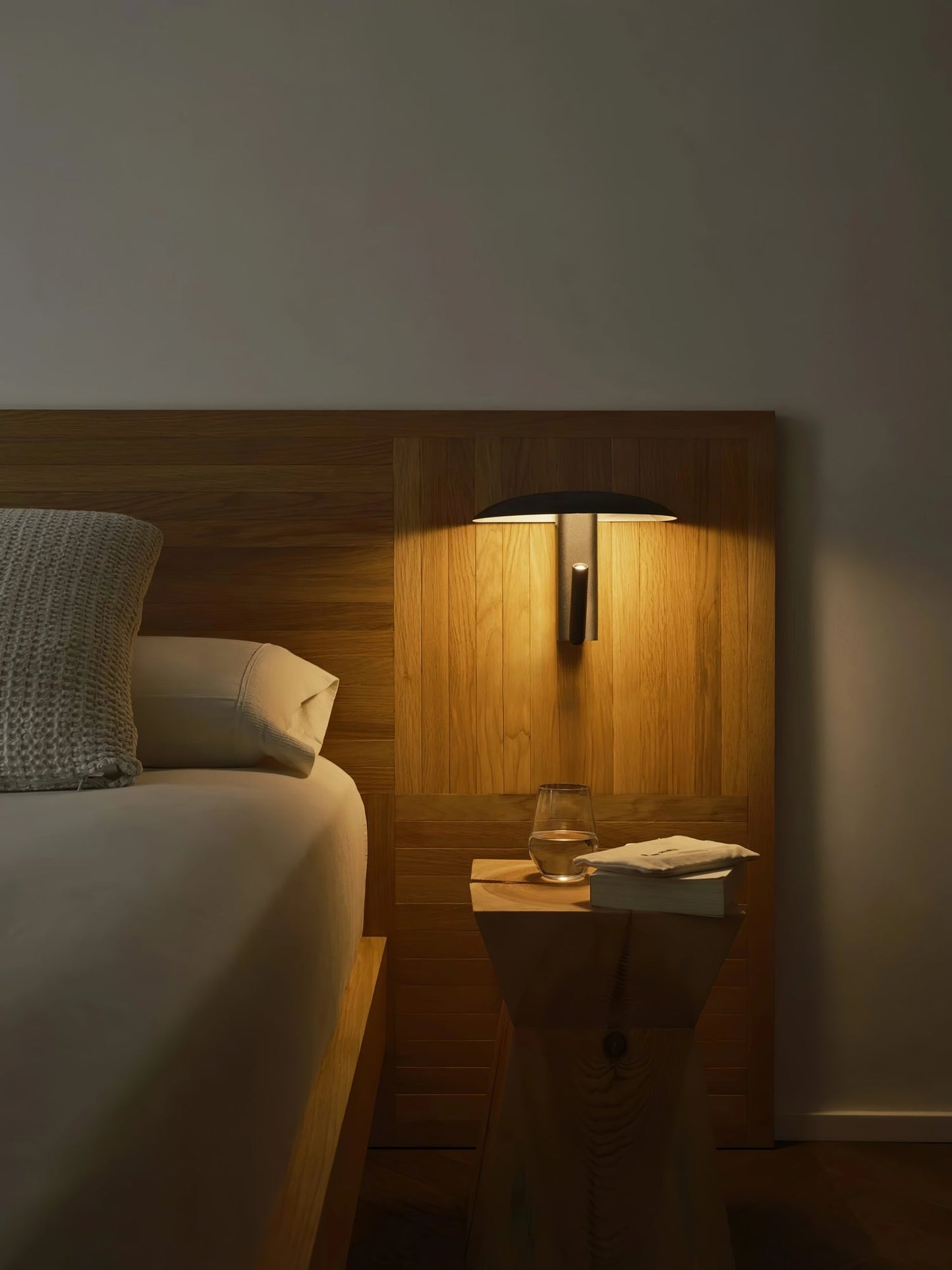 Konoha Wall Lamp | Metal | White, Black, Red
