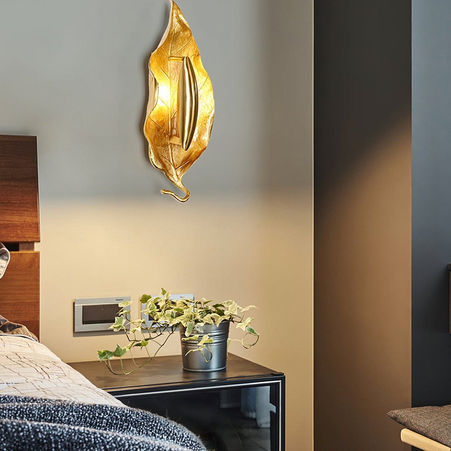 Leaf Brass Wall Lamp | Brass & Iron | Indoor Lighting