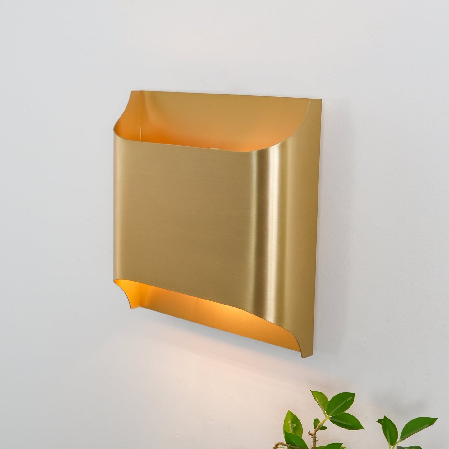 Brass Wall Lamp | Shiny Oil Varnish Finish | 25cm Diameter