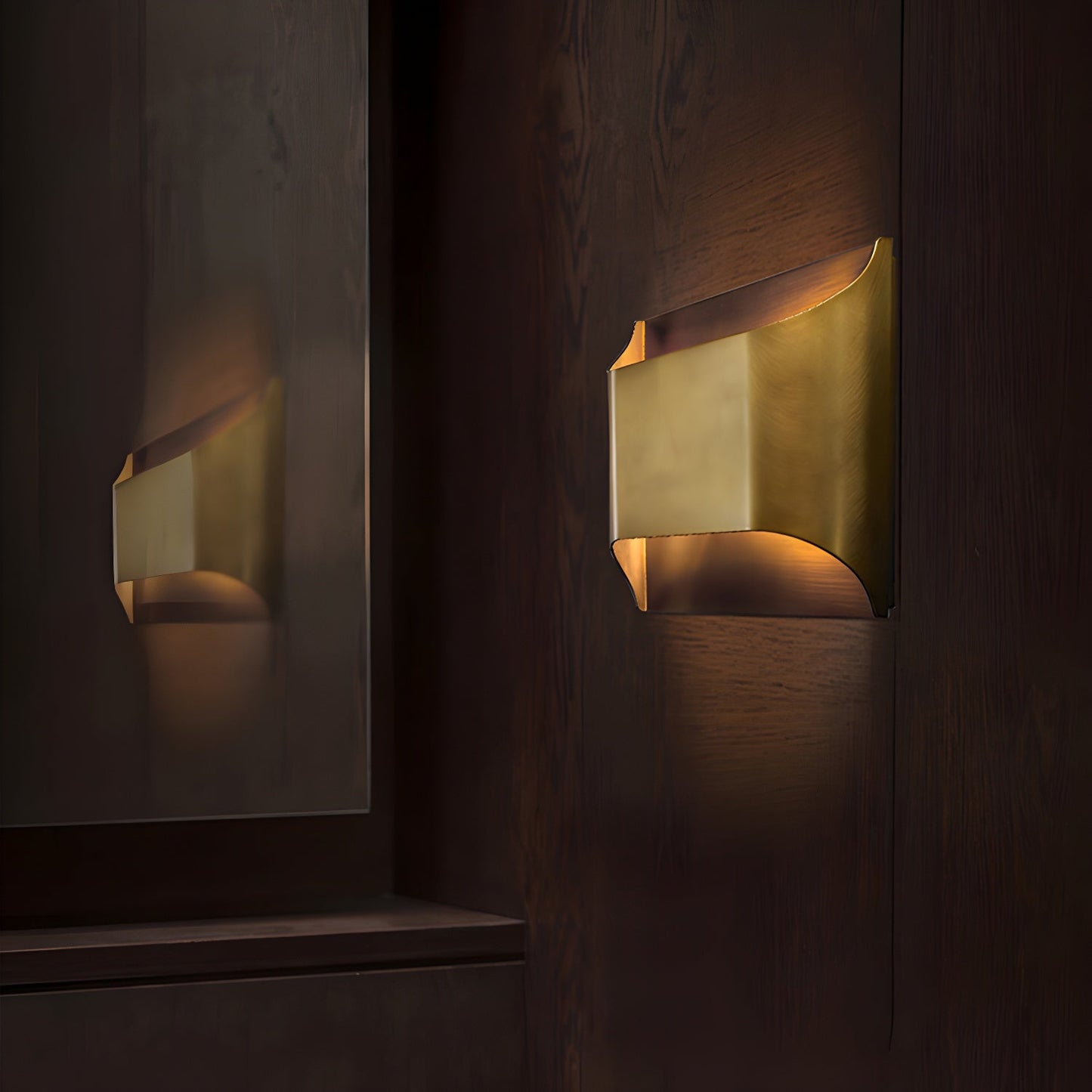 Brass Wall Lamp | Shiny Oil Varnish Finish | 25cm Diameter