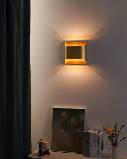 Brass Wall Lamp | Shiny Oil Varnish Finish | 25cm Diameter