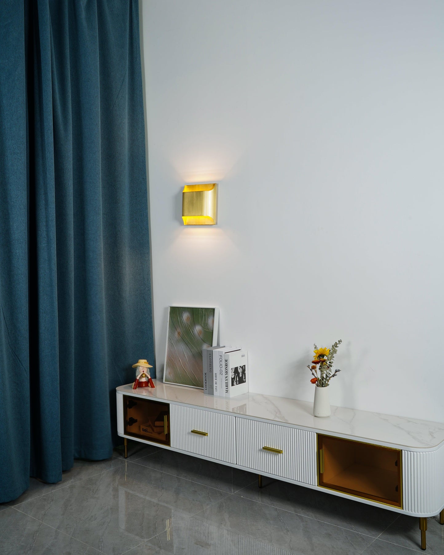 Brass Wall Lamp | Shiny Oil Varnish Finish | 25cm Diameter