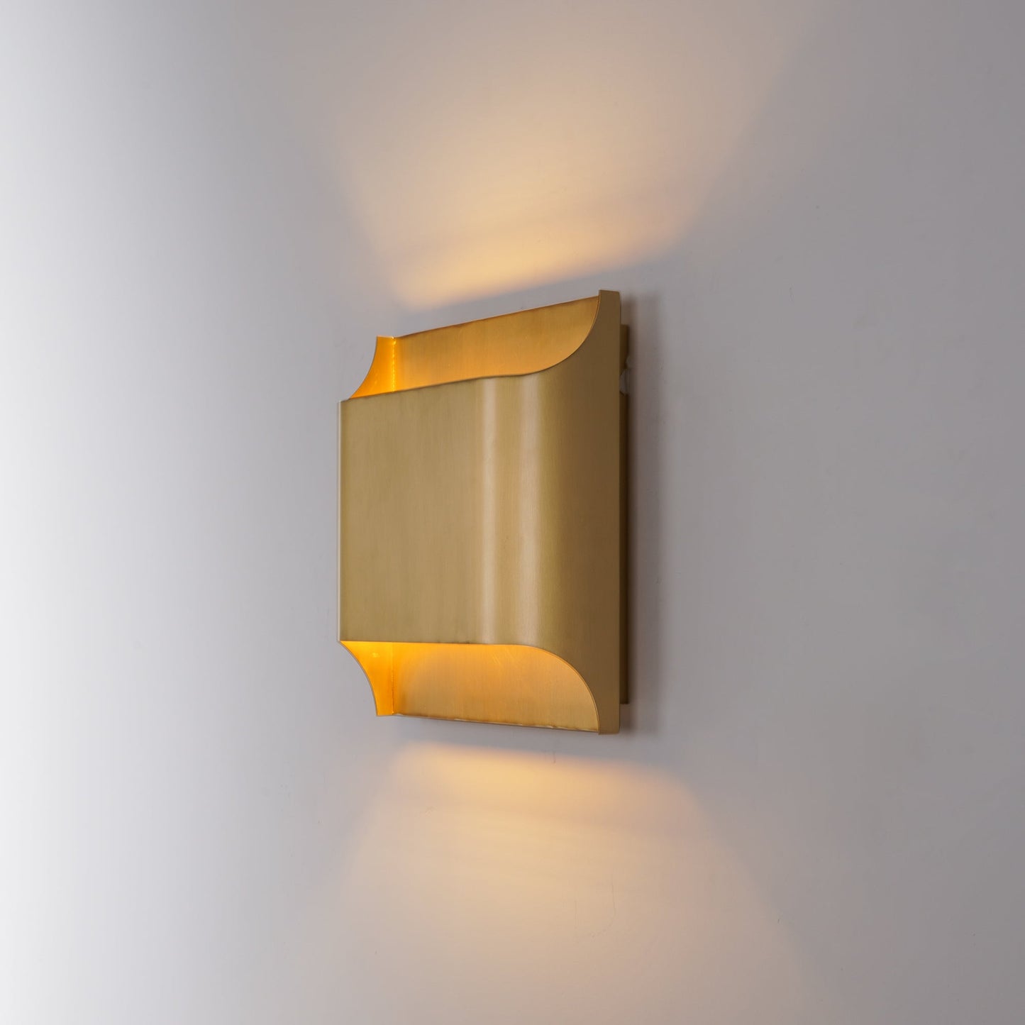 Brass Wall Lamp | Shiny Oil Varnish Finish | 25cm Diameter