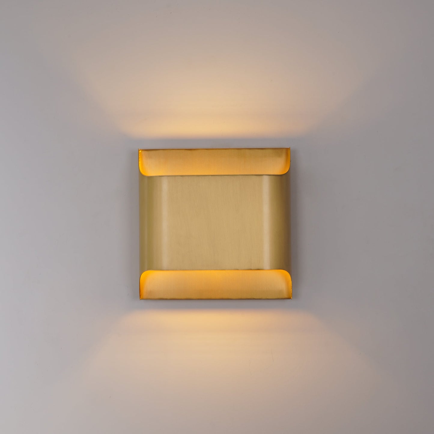 Brass Wall Lamp | Shiny Oil Varnish Finish | 25cm Diameter