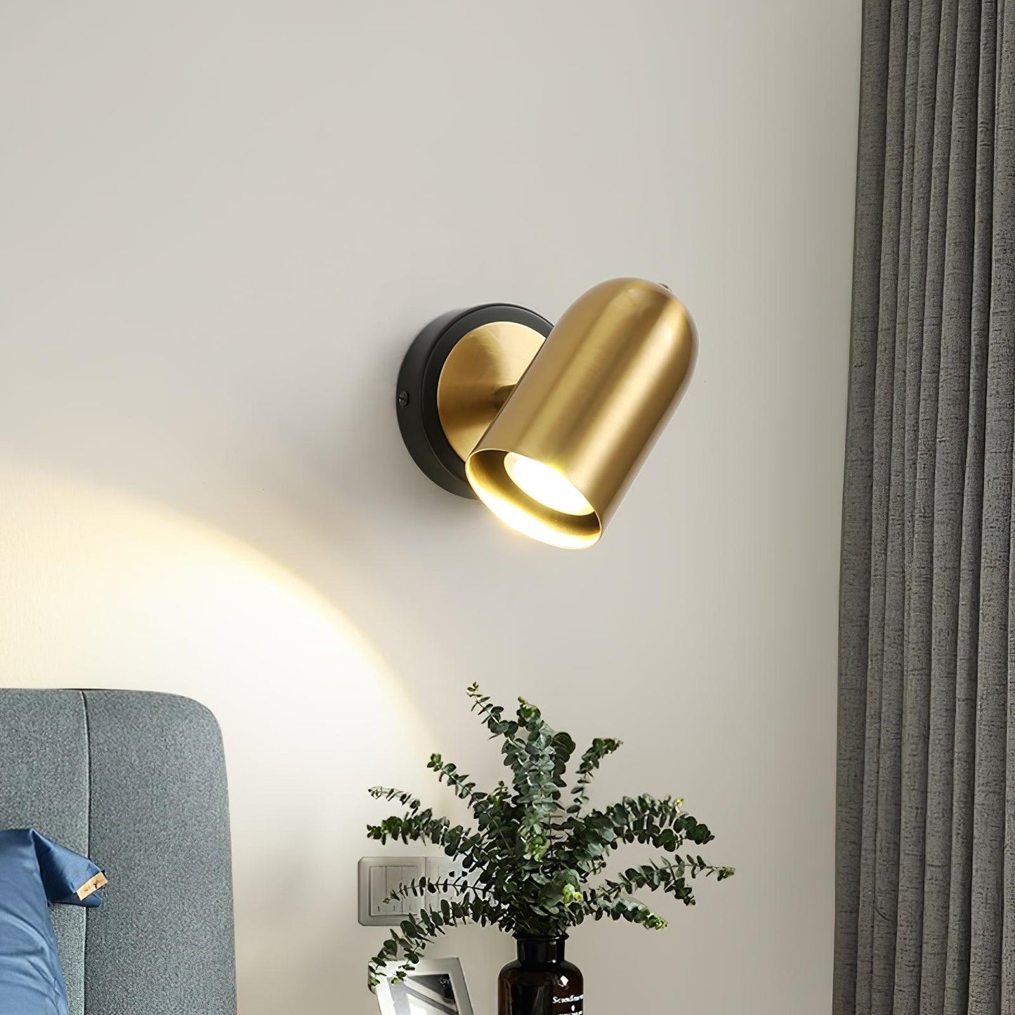 Leonardo Wall Lamp | Gold Finish | Iron Metal