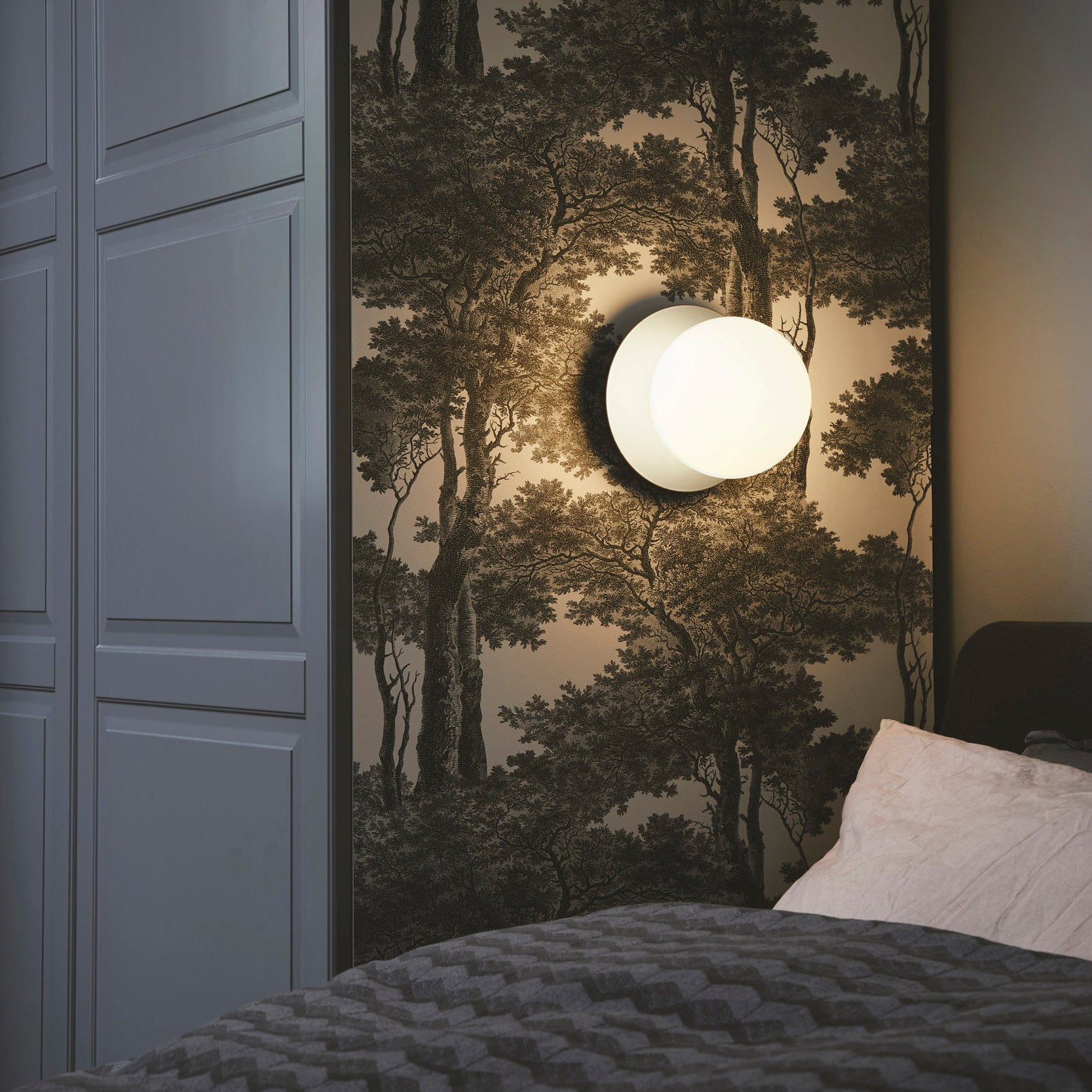 Celeste Wall Lamp | Metal, Brass, Glass | Black, White, Clear