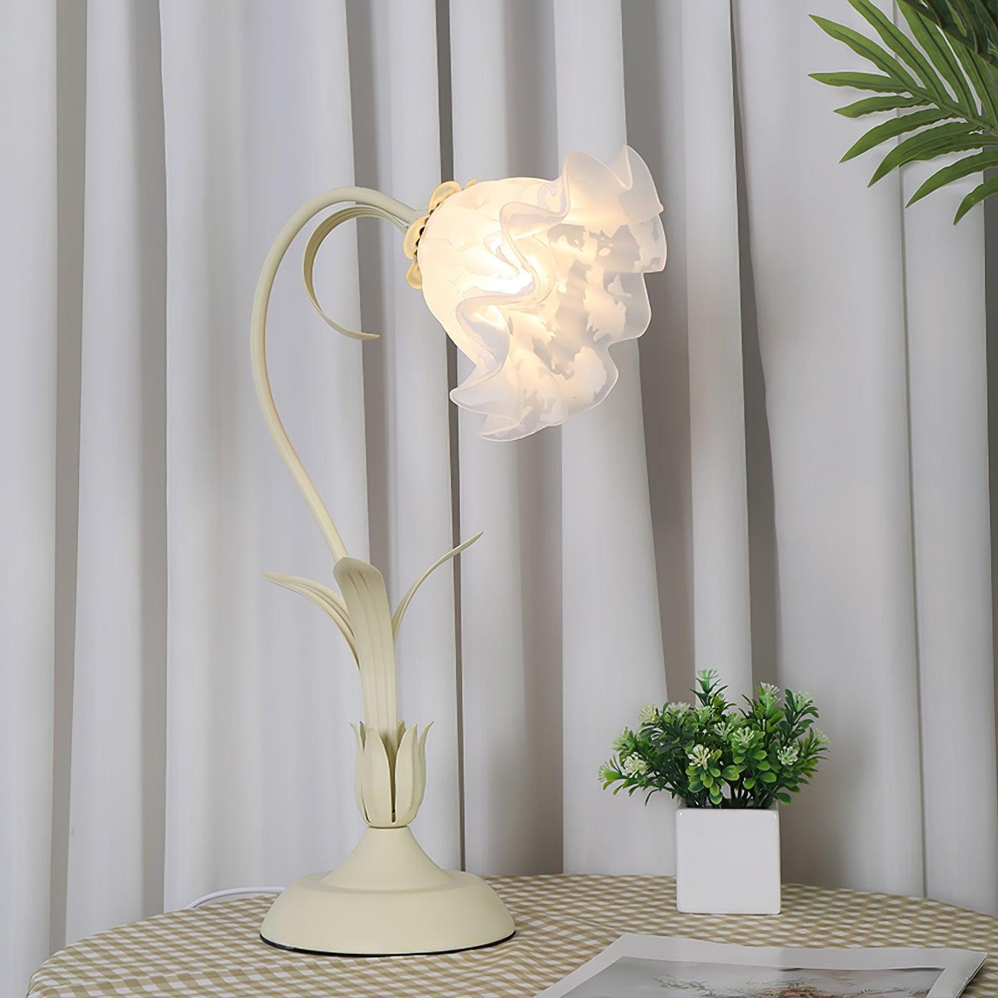 Lily of the Valley Table Lamp | Gold-Tone Metal & Glass | 30cm Diameter