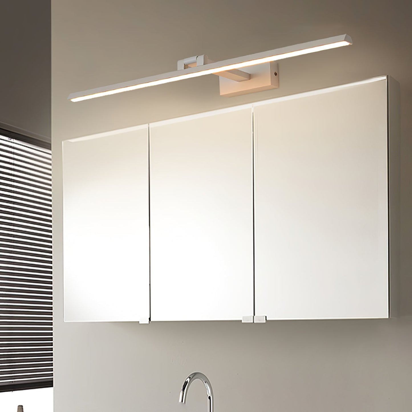 Linear Bathroom Wall Lamp | Aluminum | Black/White