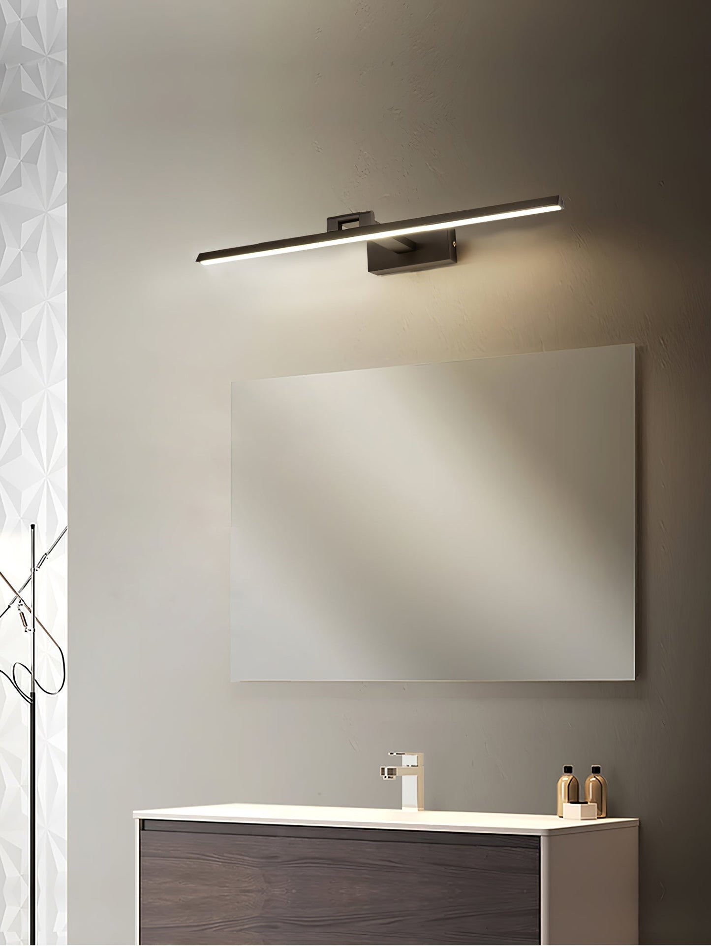 Linear Bathroom Wall Lamp | Aluminum | Black/White