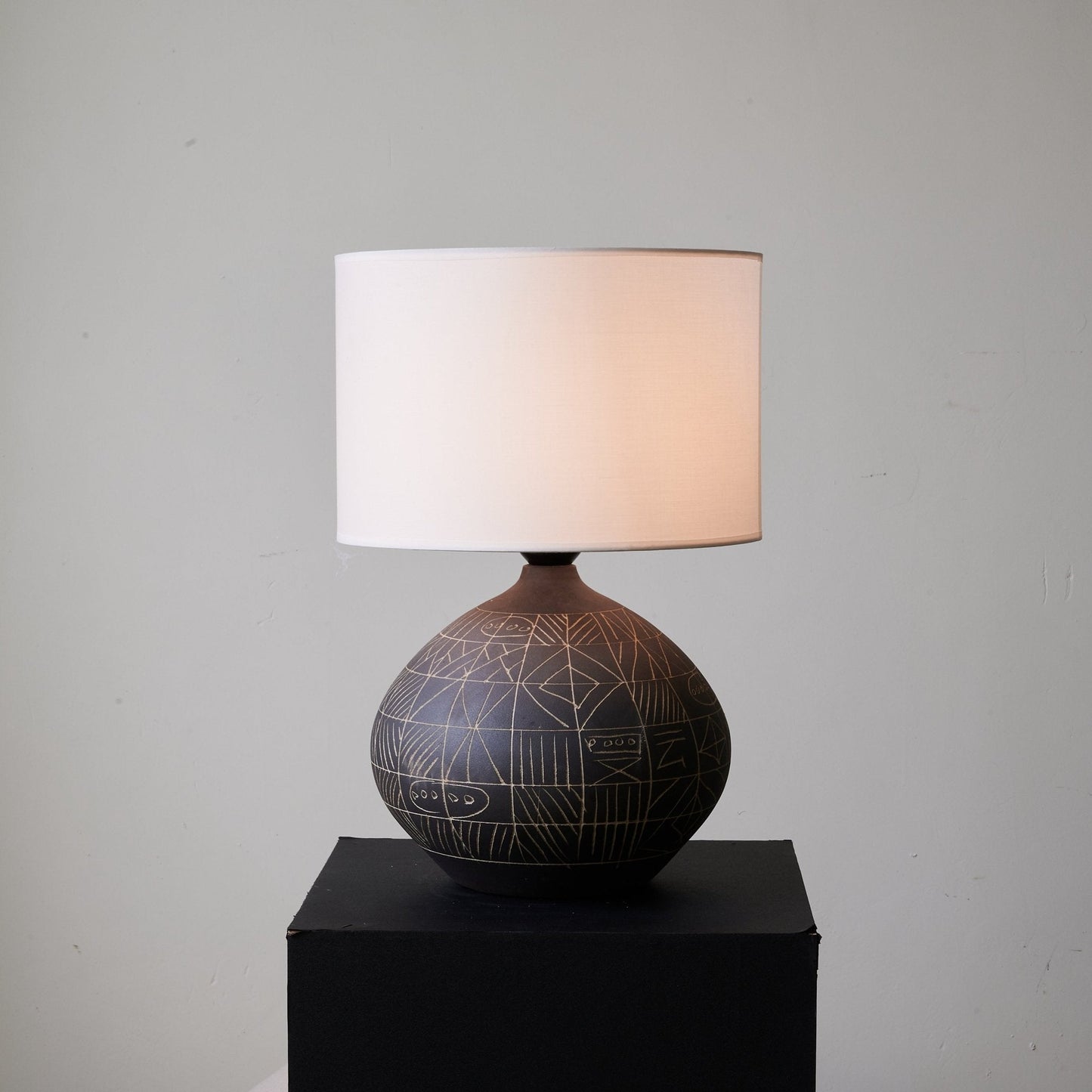 Lunari Etch Table Lamp | Ceramic Base | Black