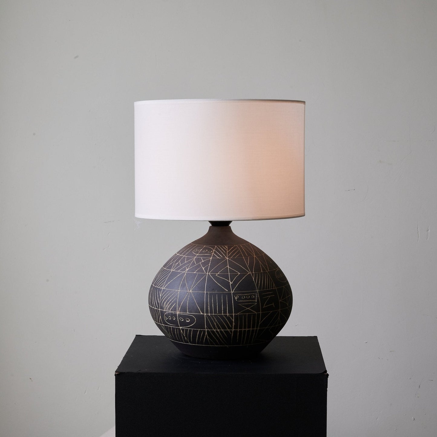 Lunari Etch Table Lamp | Ceramic Base | Black