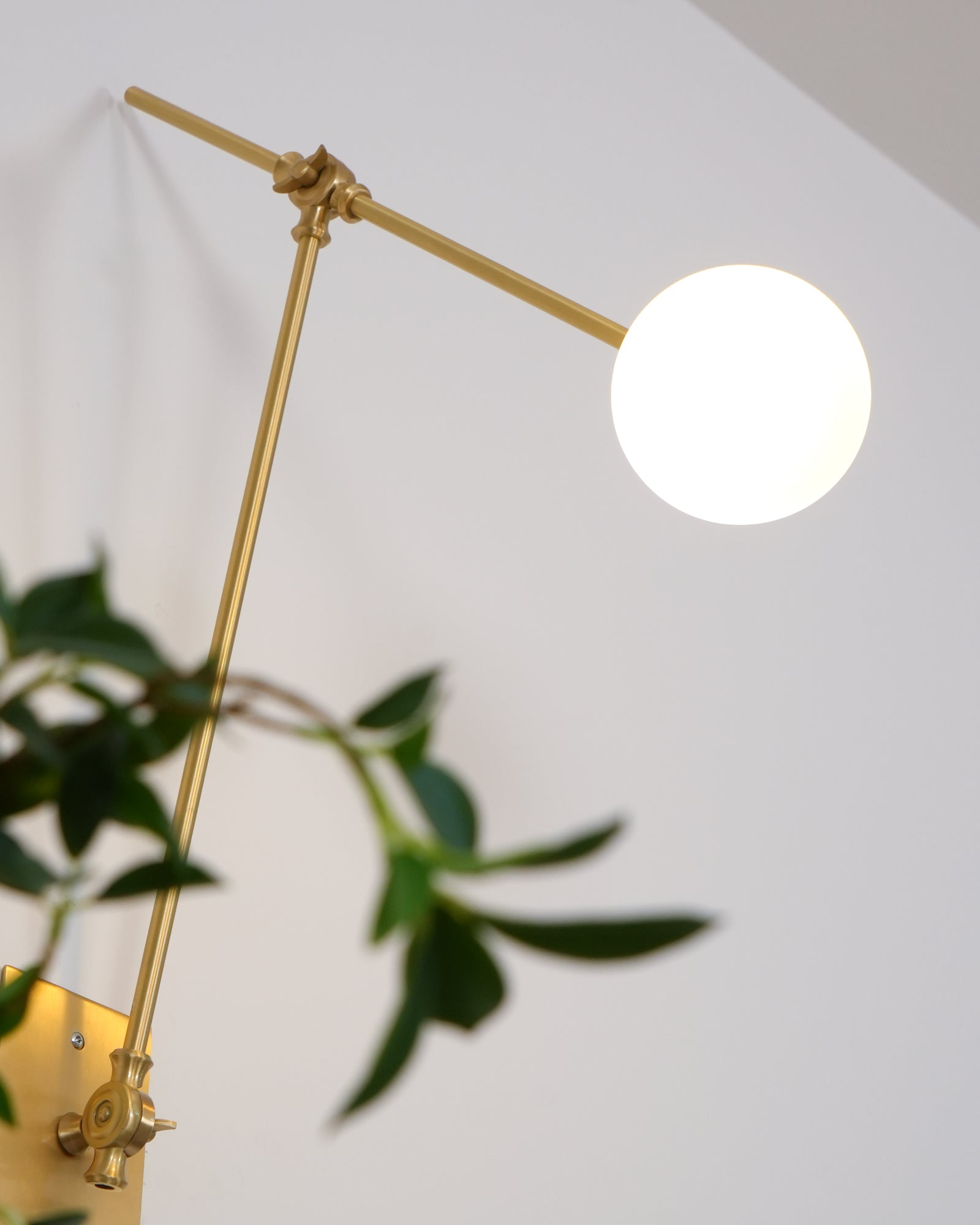 Auguri Wall Lamp | Adjustable Articulating Joint | White, Brass