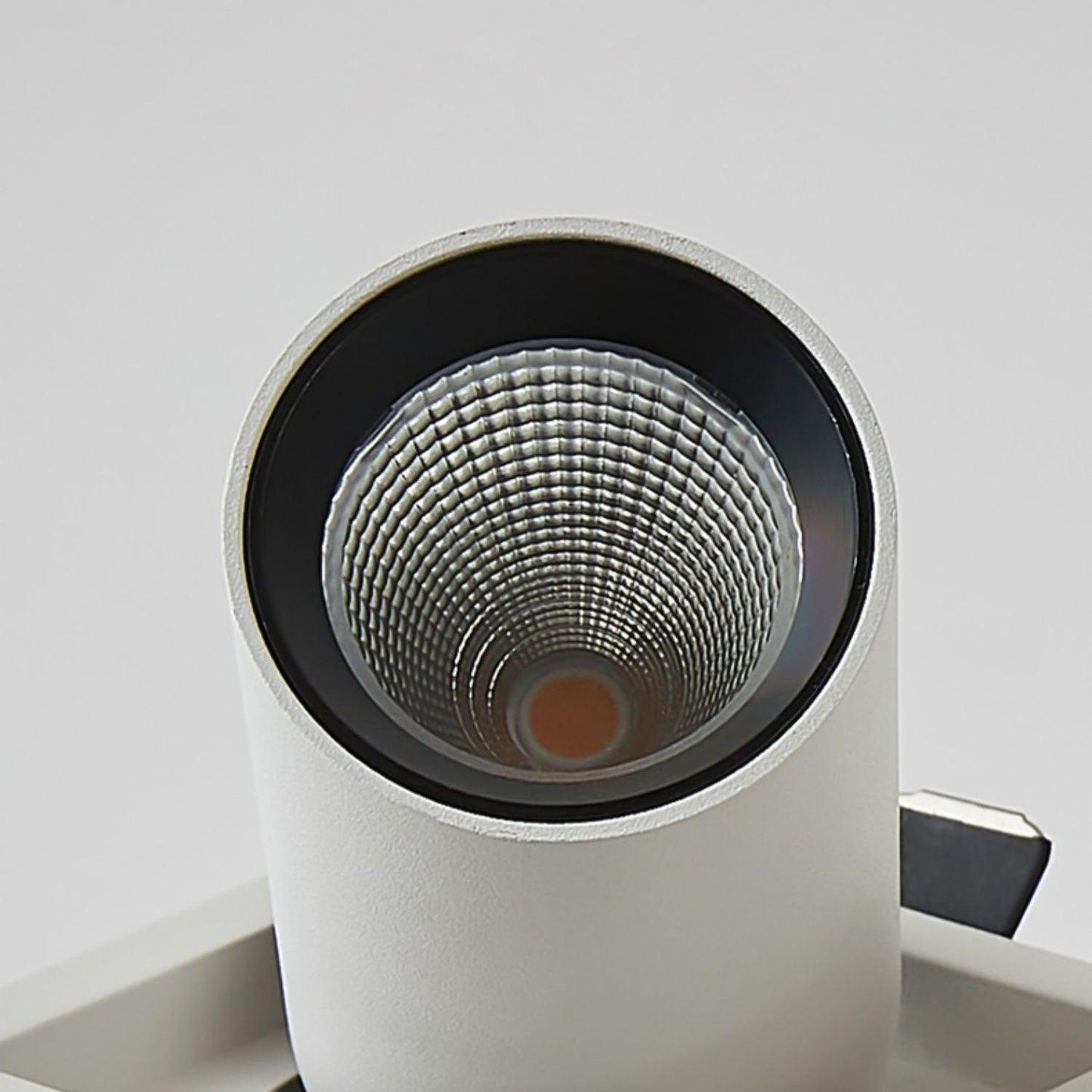Mantra Sal Spotlight | Metal, Iron, Aluminum Alloy | White, Black