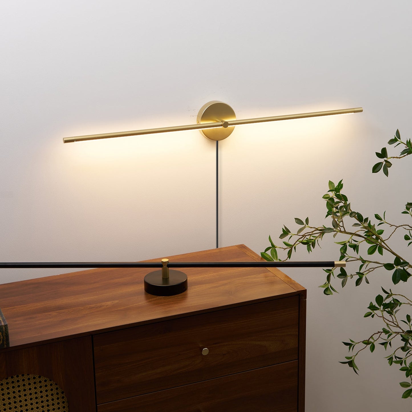 Minimalist Wall Lamp | LED | Black or Gold