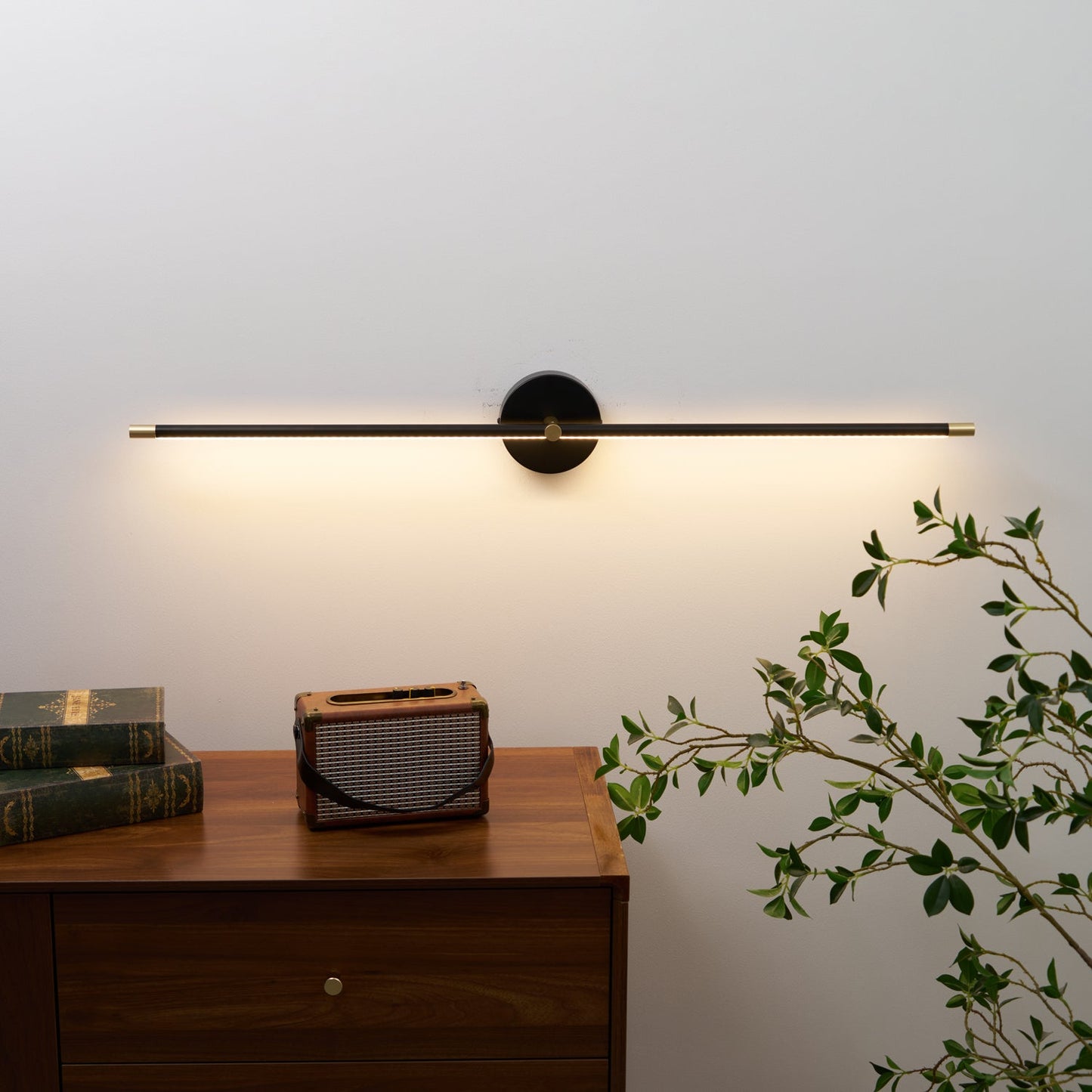 Minimalist Wall Lamp | LED | Black or Gold