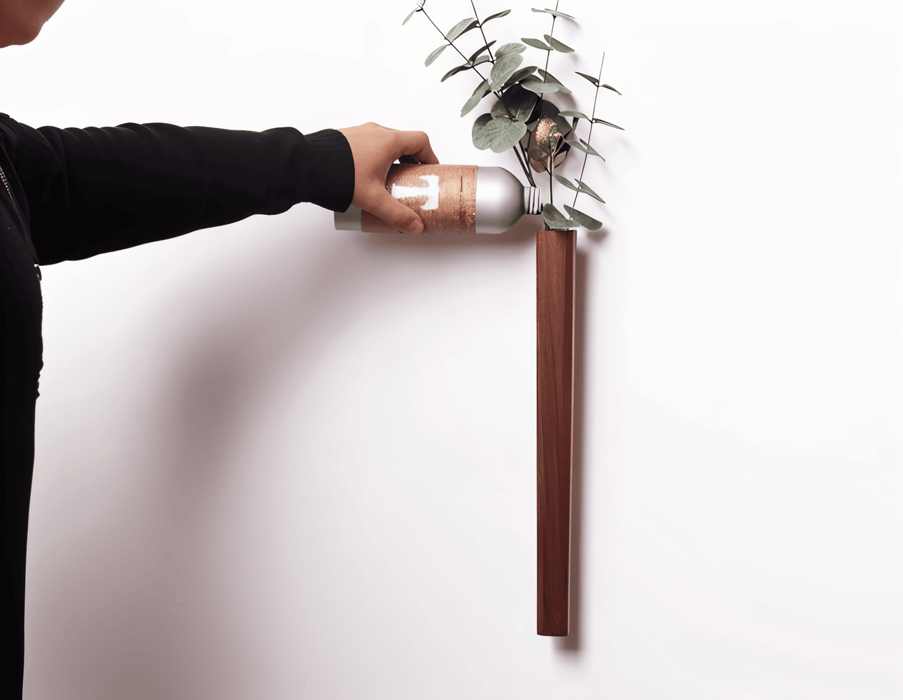 FrischFloret Vase | Wall-Mounted | Solid Wood & Walnut