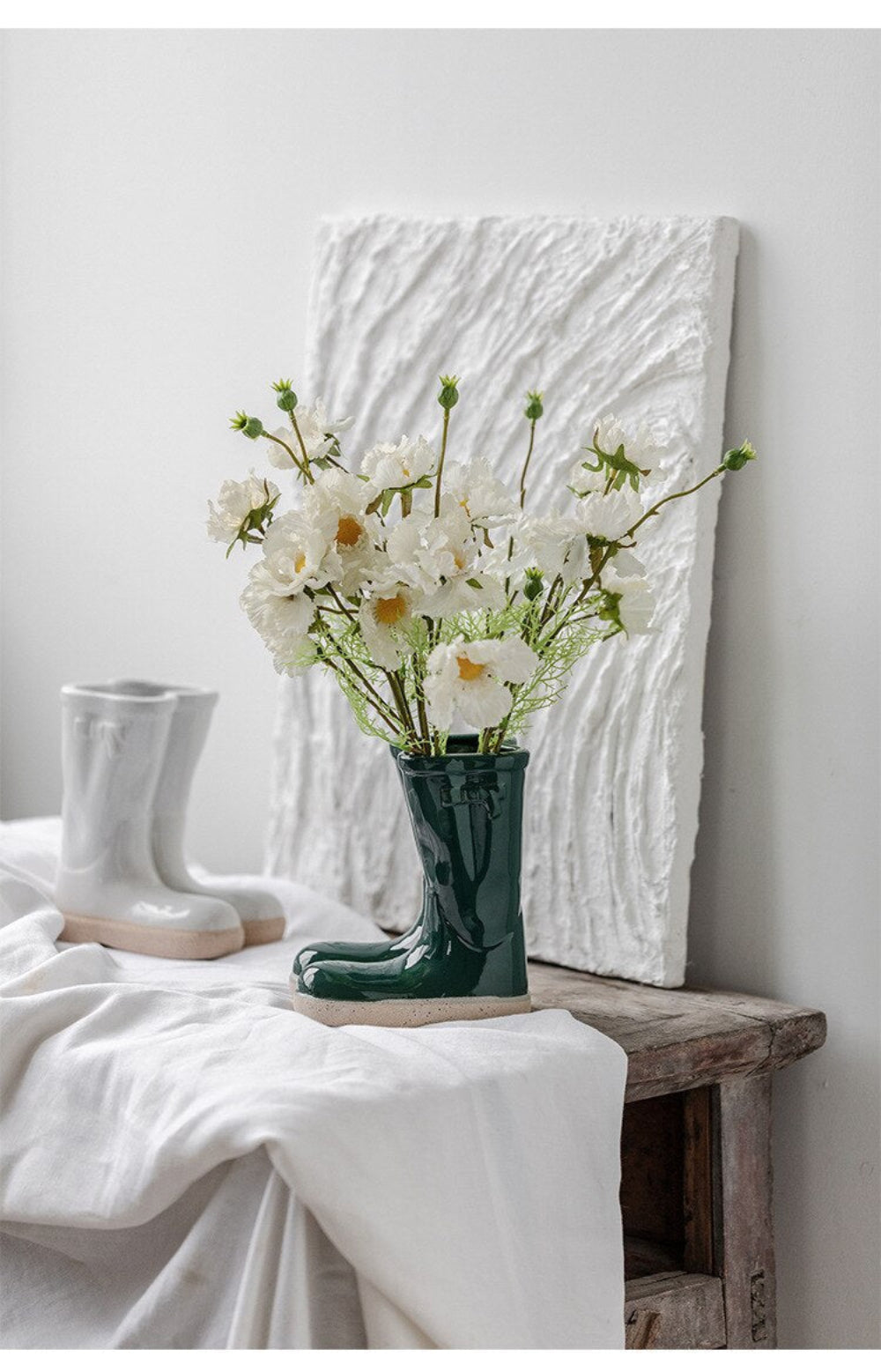 Stylisk Keramikvas med Unikt Stöveldesign – Dekorativ Blomvas för Modern Inredning