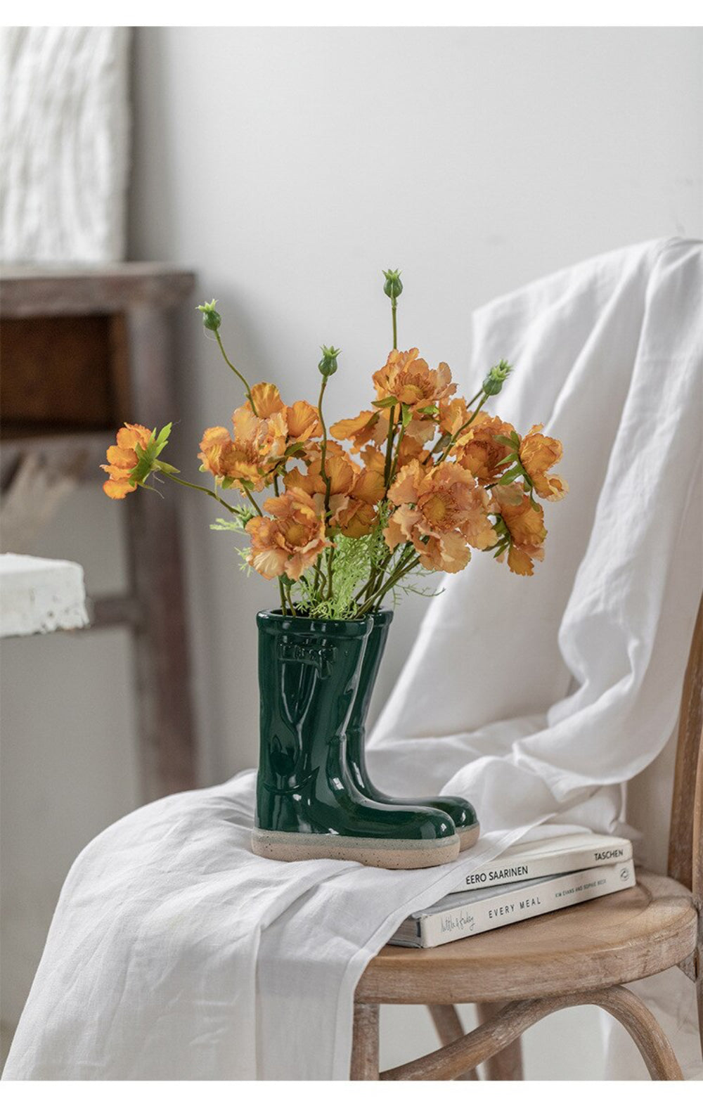 Stylisk Keramikvas med Unikt Stöveldesign – Dekorativ Blomvas för Modern Inredning