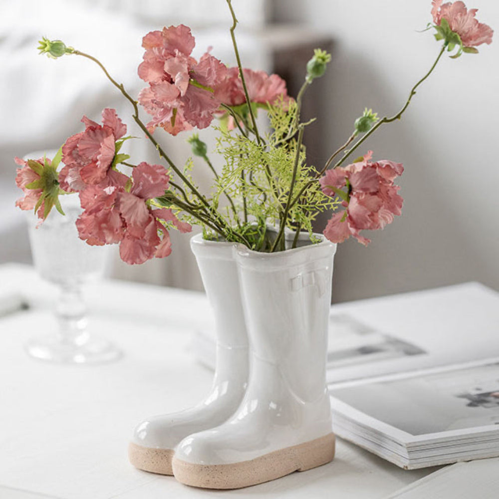 Stylisk Keramikvas med Unikt Stöveldesign – Dekorativ Blomvas för Modern Inredning