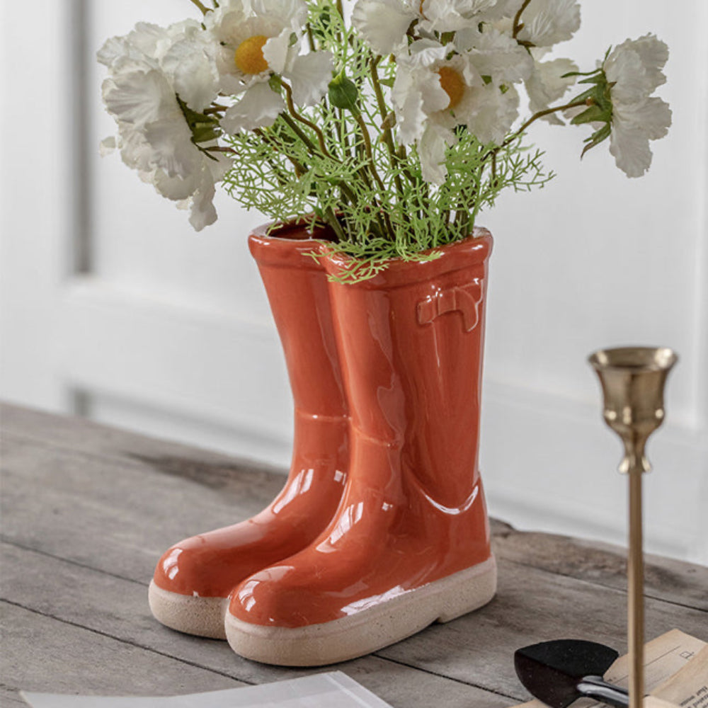Stylisk Keramikvas med Unikt Stöveldesign – Dekorativ Blomvas för Modern Inredning