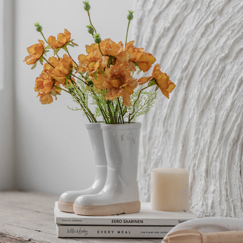 Stylisk Keramikvas med Unikt Stöveldesign – Dekorativ Blomvas för Modern Inredning