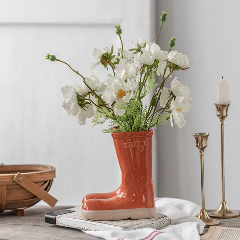 Stylisk Keramikvas med Unikt Stöveldesign – Dekorativ Blomvas för Modern Inredning