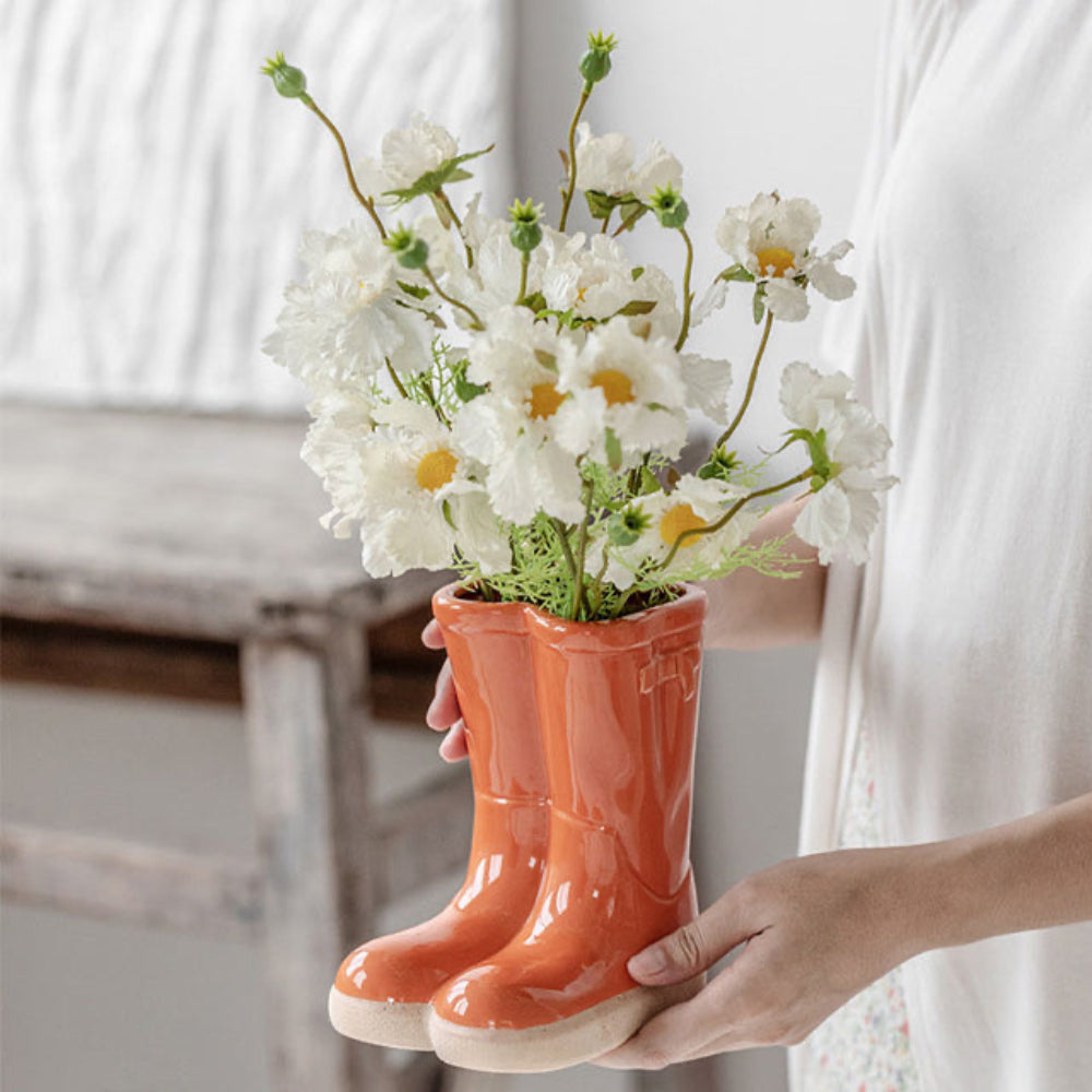 Stylisk Keramikvas med Unikt Stöveldesign – Dekorativ Blomvas för Modern Inredning