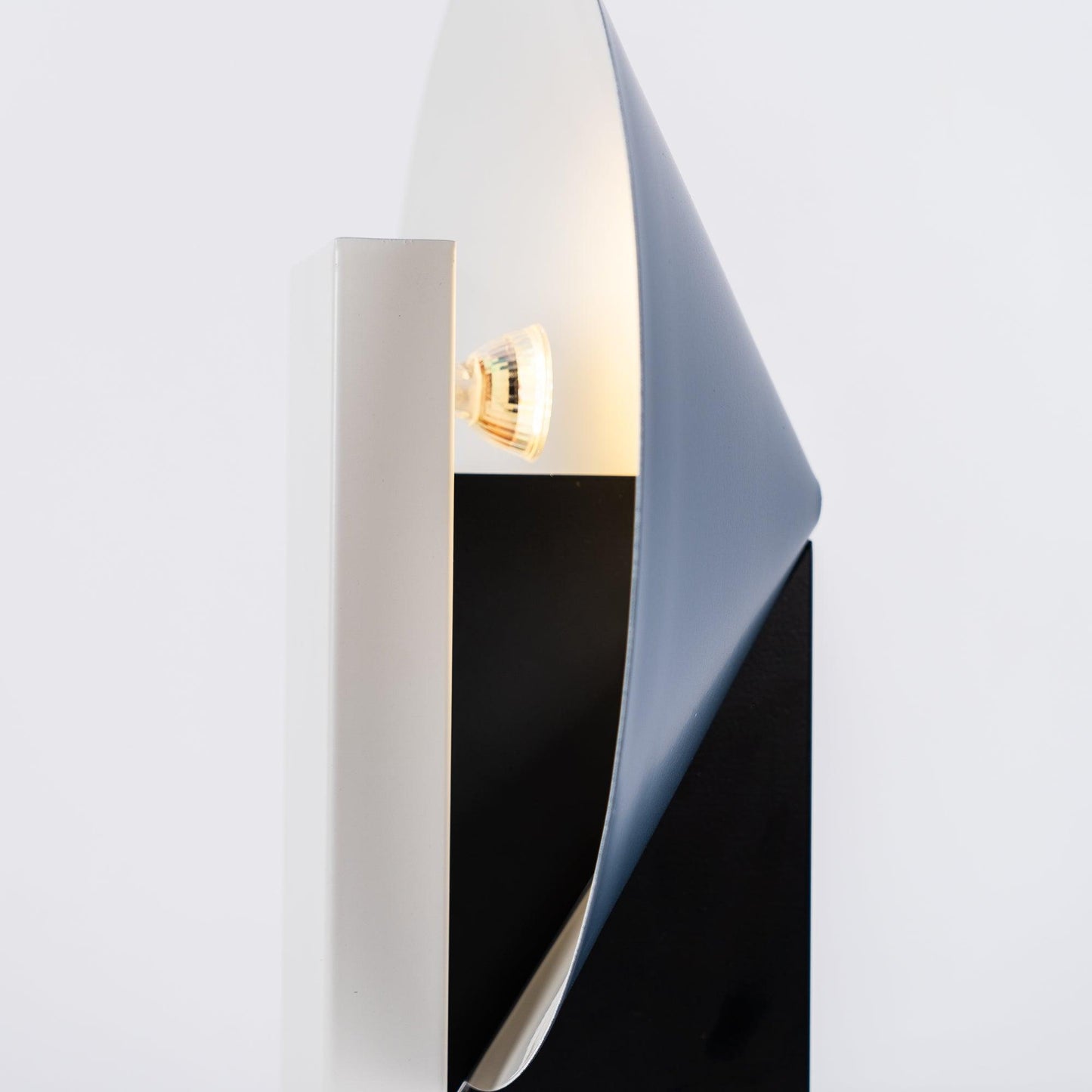 Orbe Table Lamp | Metal & Iron | Black and Red