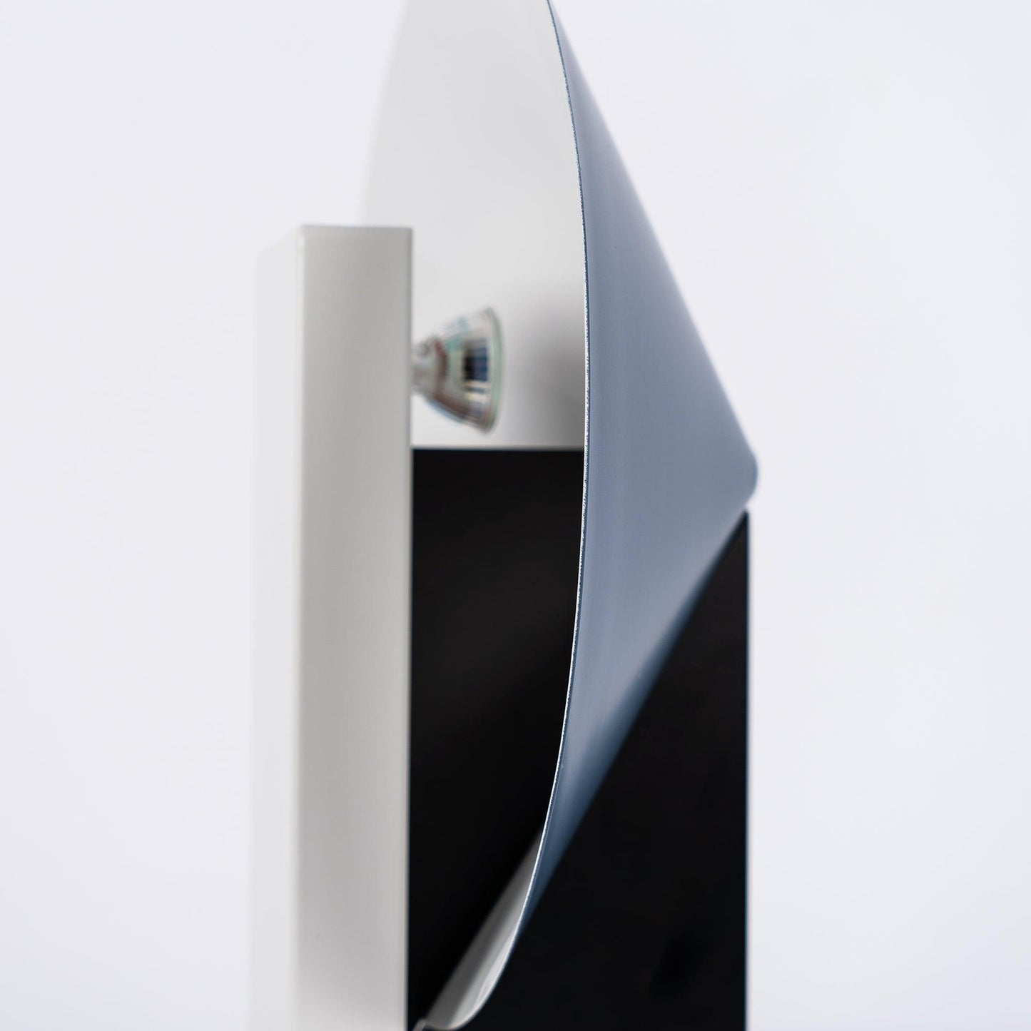 Orbe Table Lamp | Metal & Iron | Black and Red