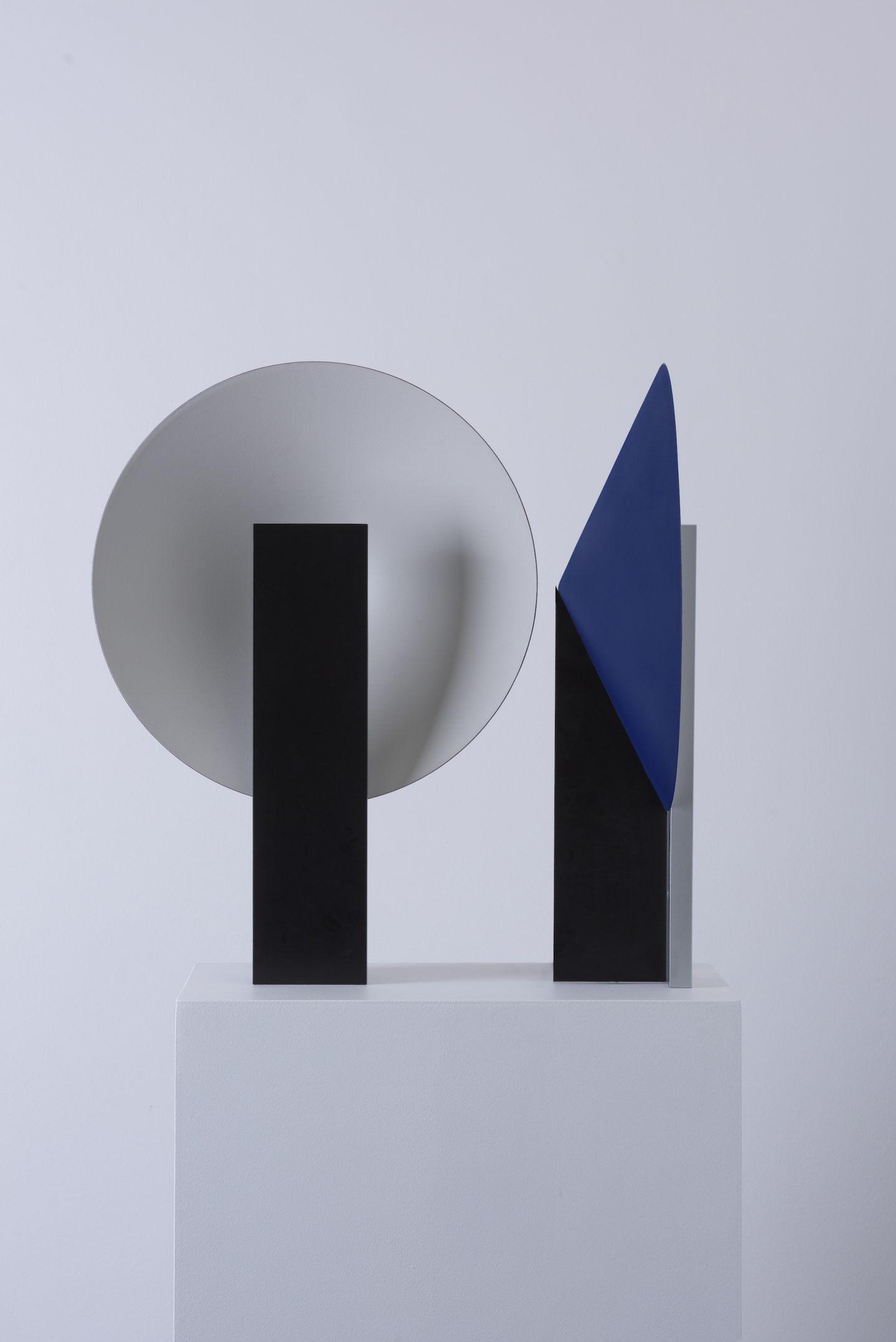 Orbe Table Lamp | Metal & Iron | Black and Red