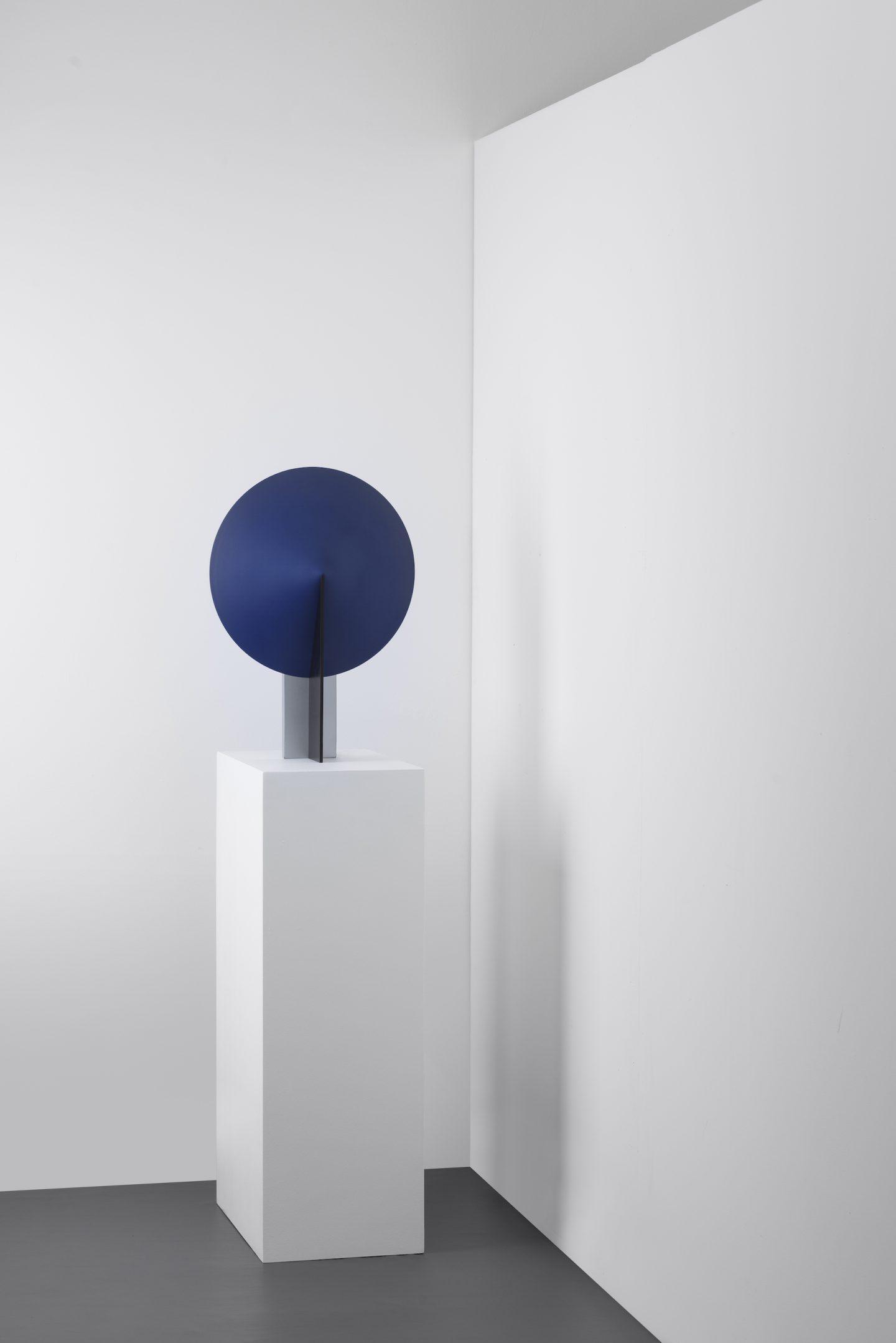Orbe Table Lamp | Metal & Iron | Black and Red