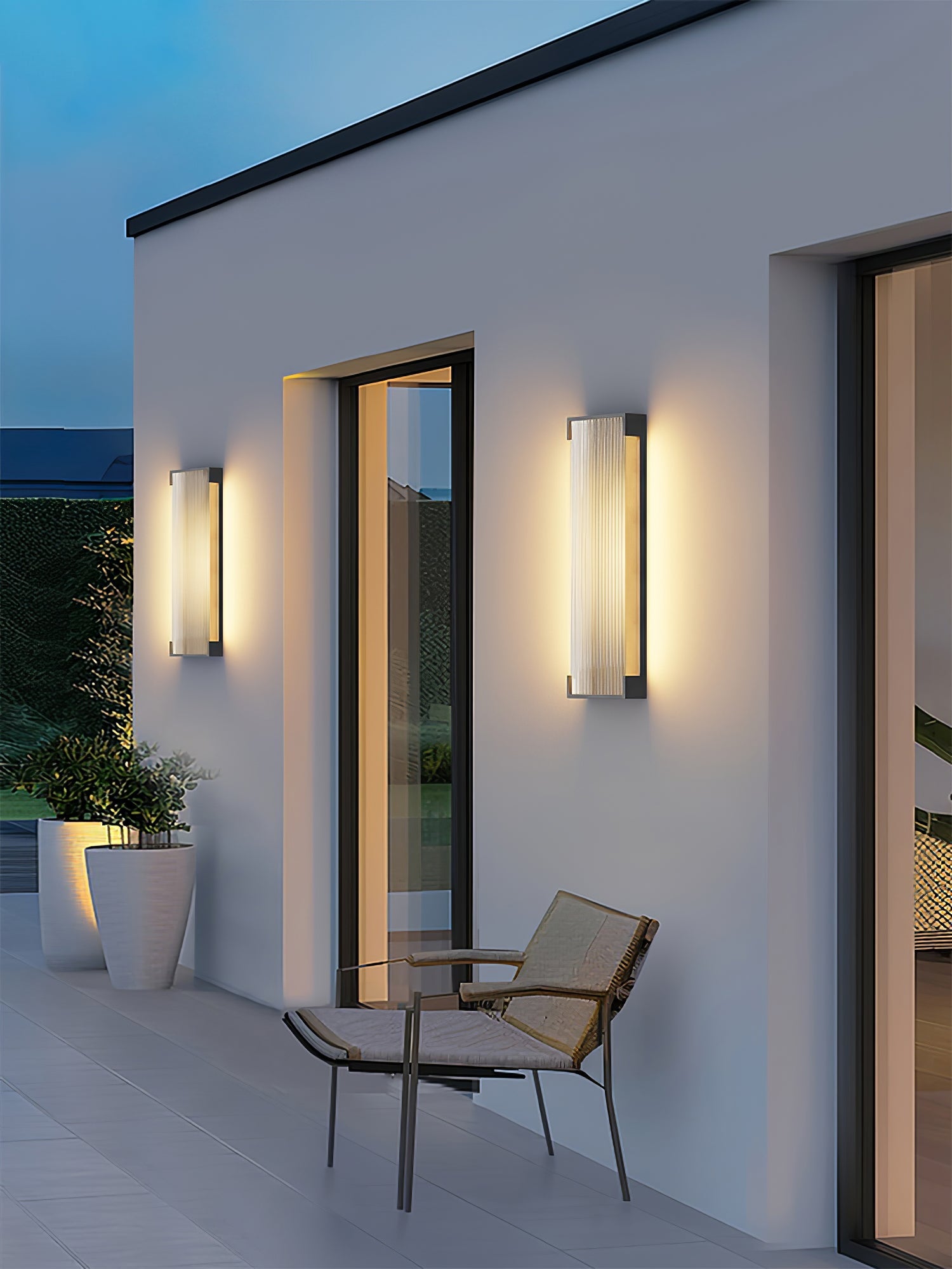 Solar Outdoor Wall Light | Black Stainless Steel | Remote Control, 8-10 Hours Illumination
