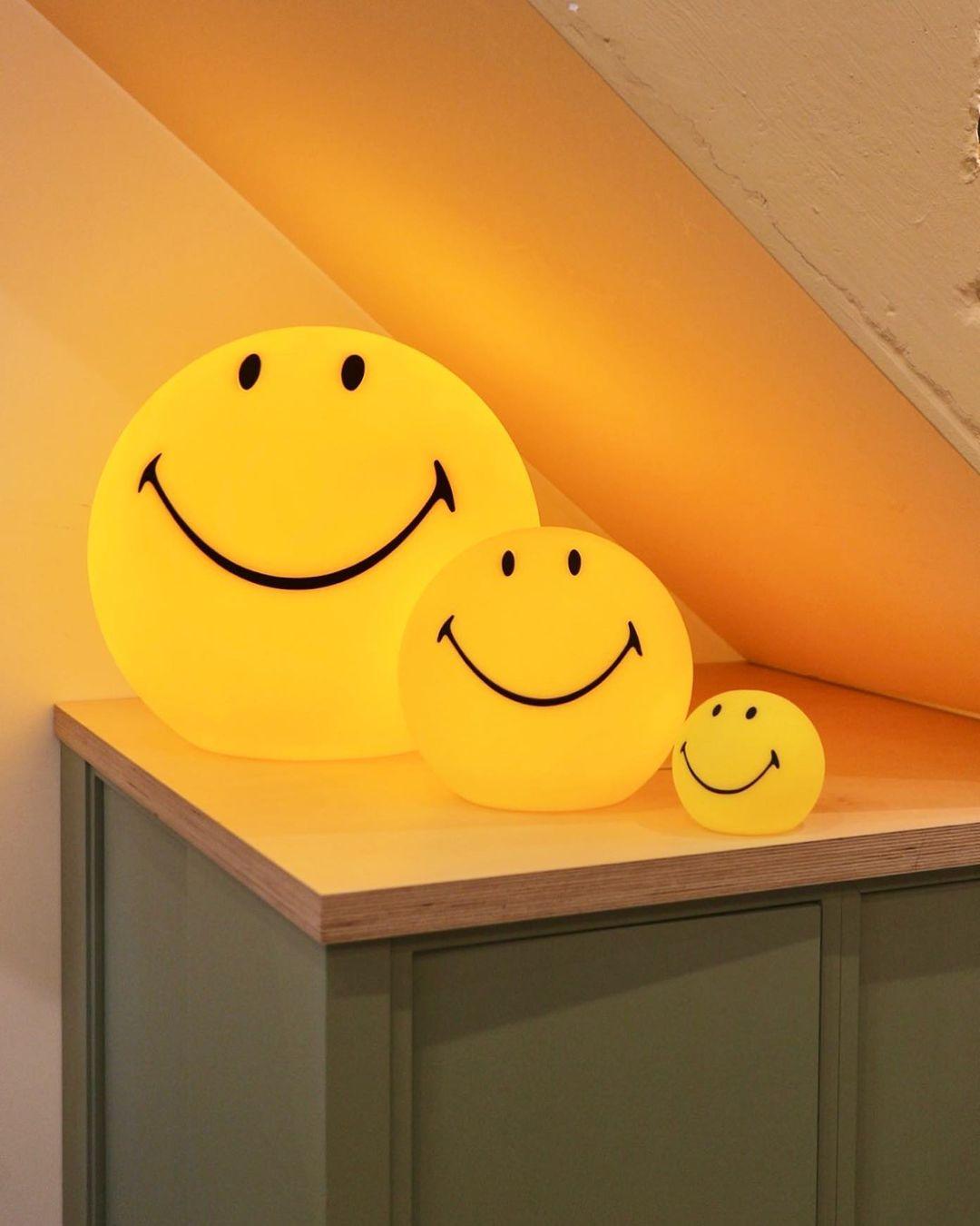 Smiling Rechargeable Table Lamp | Warm Yellow LED | 23cm Diameter