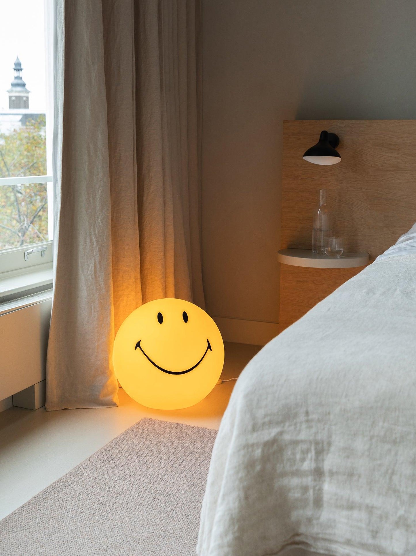 Smiling Rechargeable Table Lamp | Warm Yellow LED | 23cm Diameter