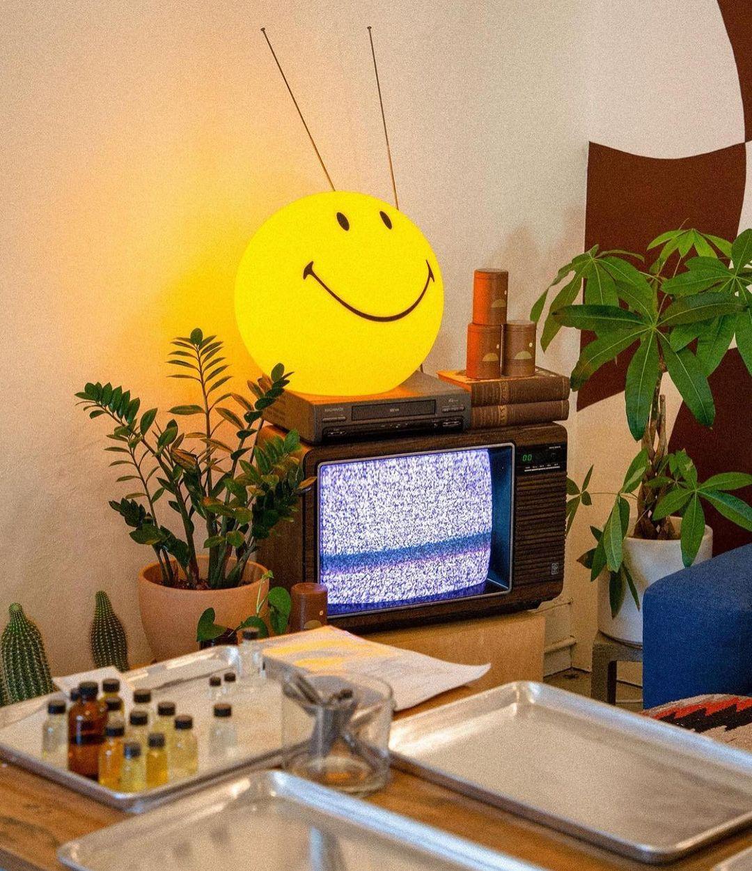 Smiling Rechargeable Table Lamp | Warm Yellow LED | 23cm Diameter
