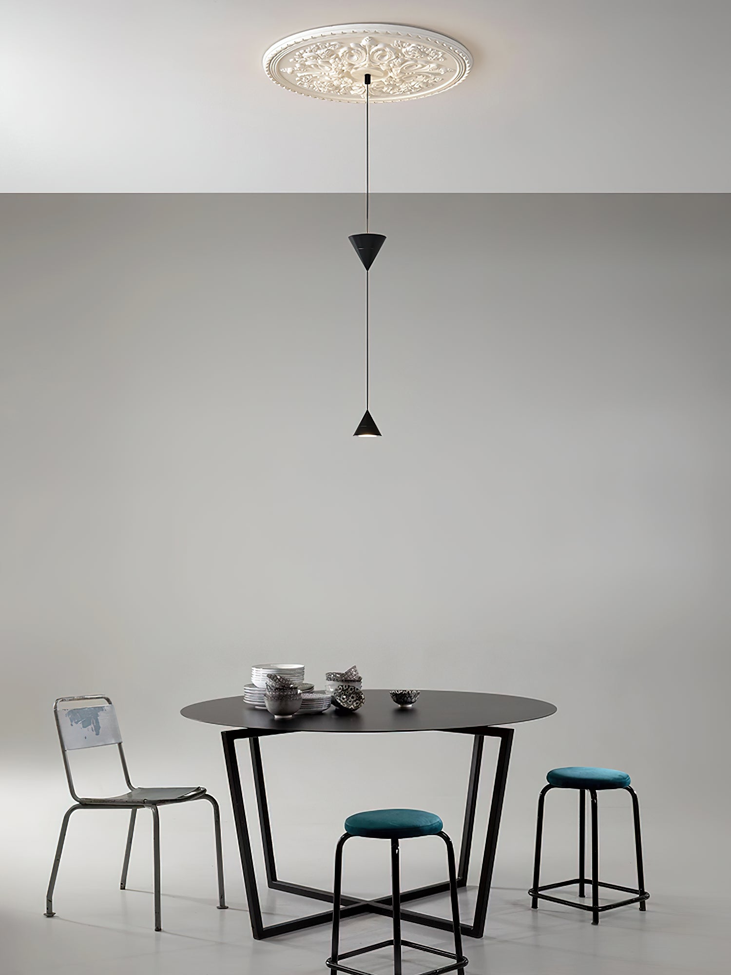 Stralunata Pendant Lamp | Minimalist Metal Design | Adjustable Height