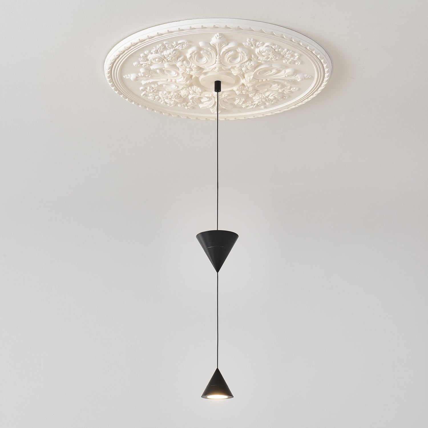 Stralunata Pendant Lamp | Minimalist Metal Design | Adjustable Height