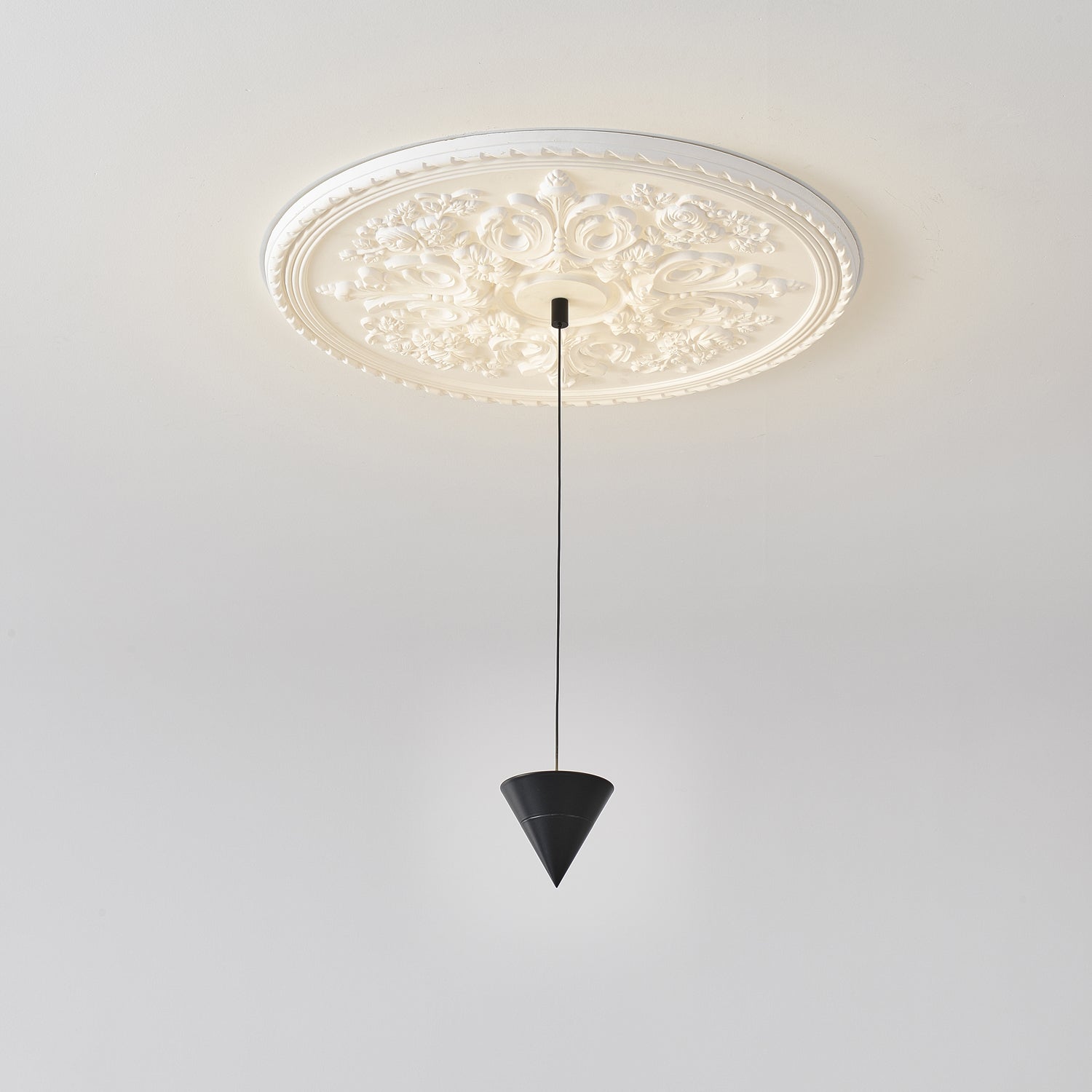 Stralunata Pendant Lamp | Minimalist Metal Design | Adjustable Height
