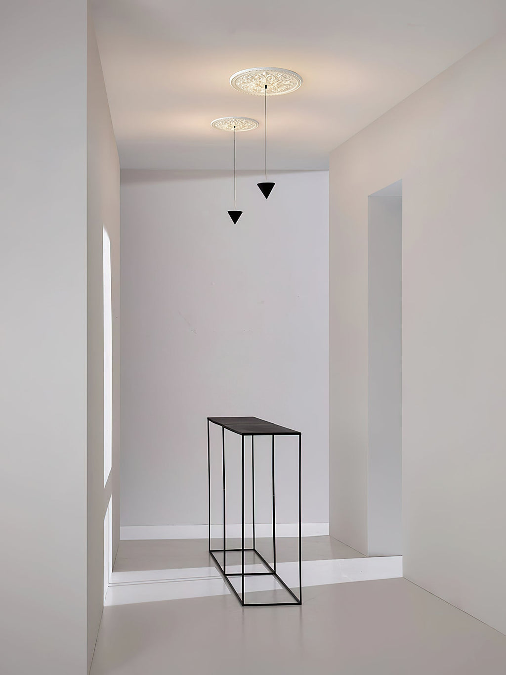 Stralunata Pendant Lamp | Minimalist Metal Design | Adjustable Height