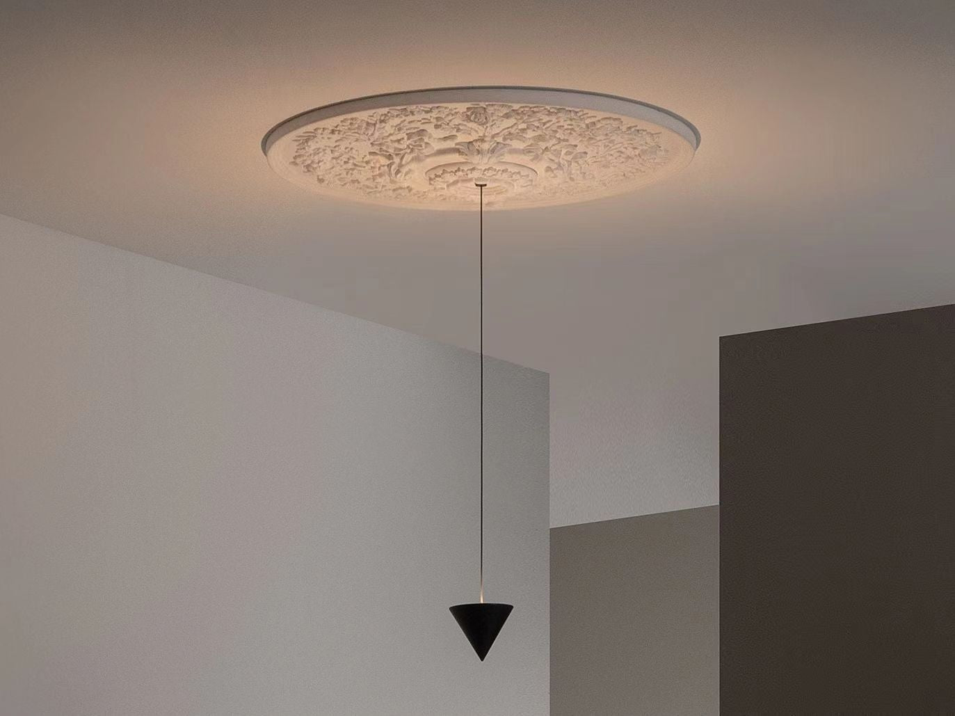 Stralunata Pendant Lamp | Minimalist Metal Design | Adjustable Height