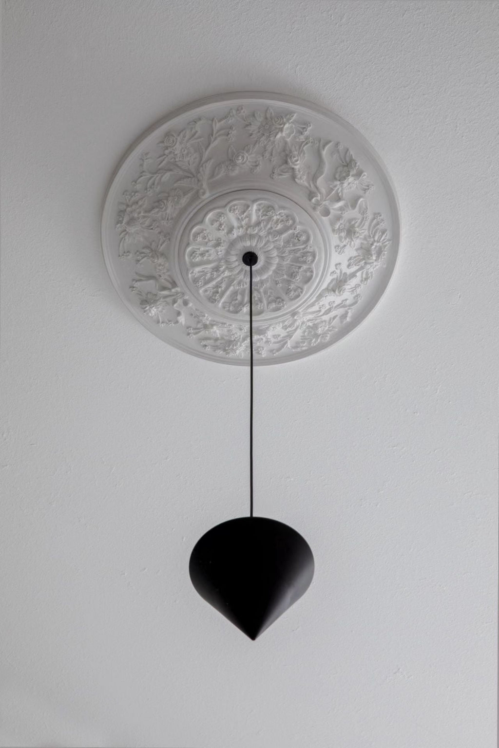 Stralunata Pendant Lamp | Minimalist Metal Design | Adjustable Height