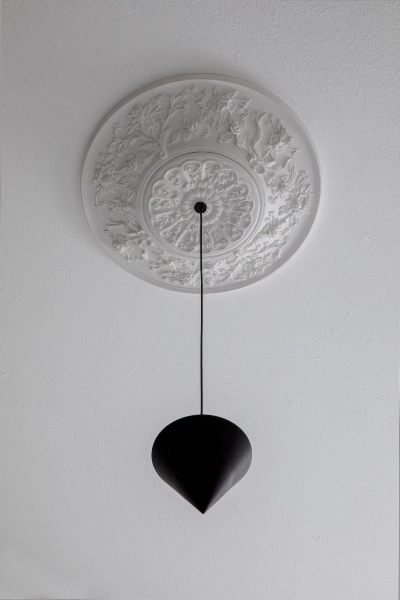 Stralunata Pendant Lamp | Minimalist Metal Design | Adjustable Height