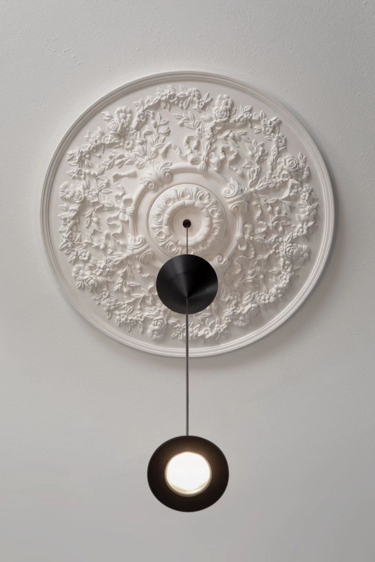 Stralunata Pendant Lamp | Minimalist Metal Design | Adjustable Height